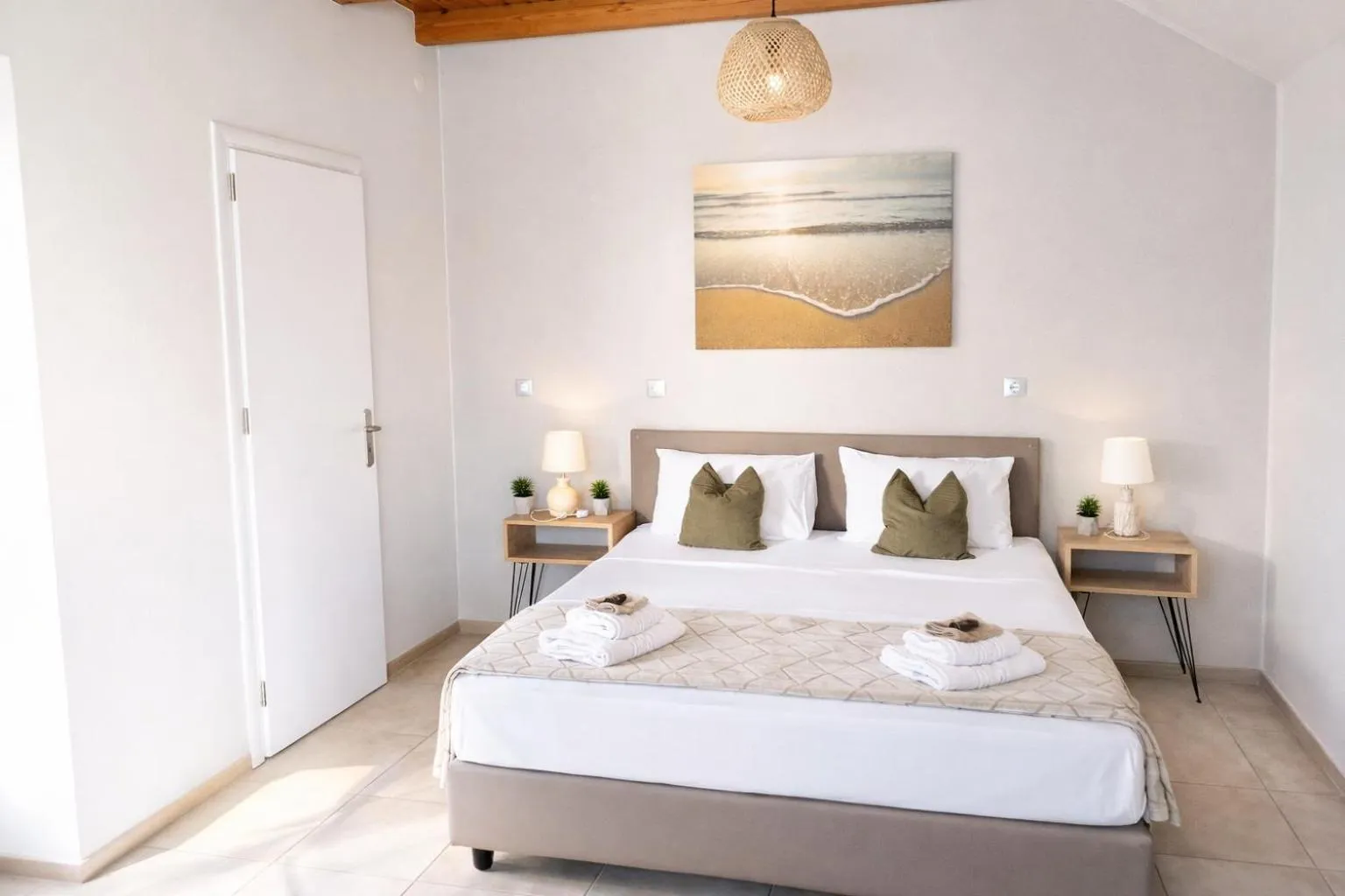 Photo of the whole room, Bed in Secret Garden Hotel