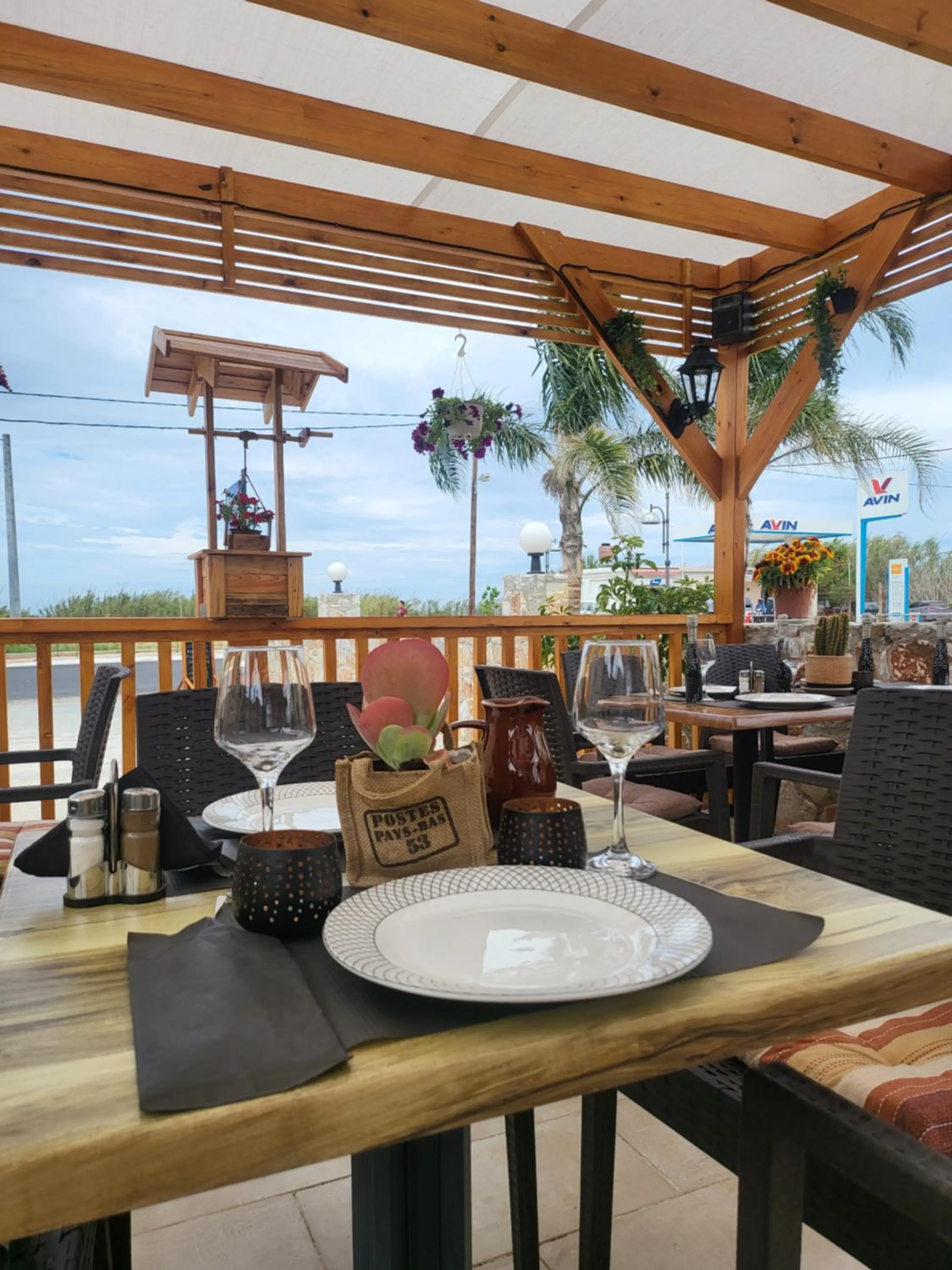 Restaurant/places to eat in Secret Garden Hotel