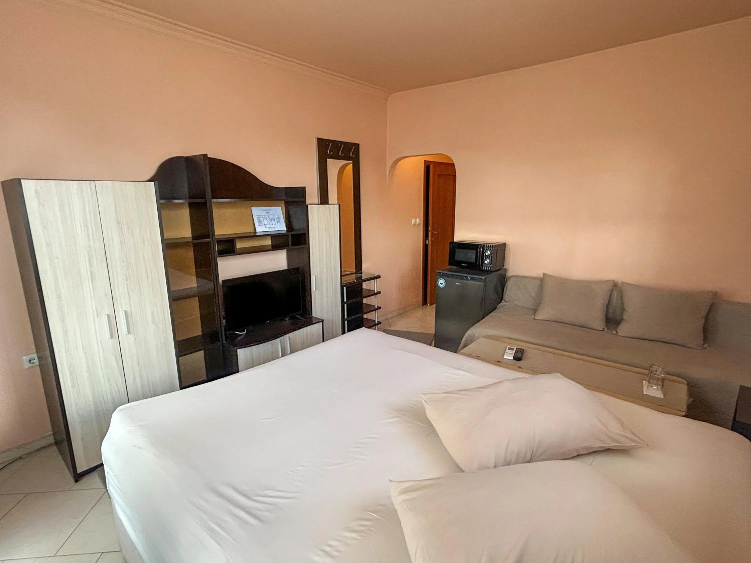 Communal lounge/ TV room, Bed in Hotel Darling