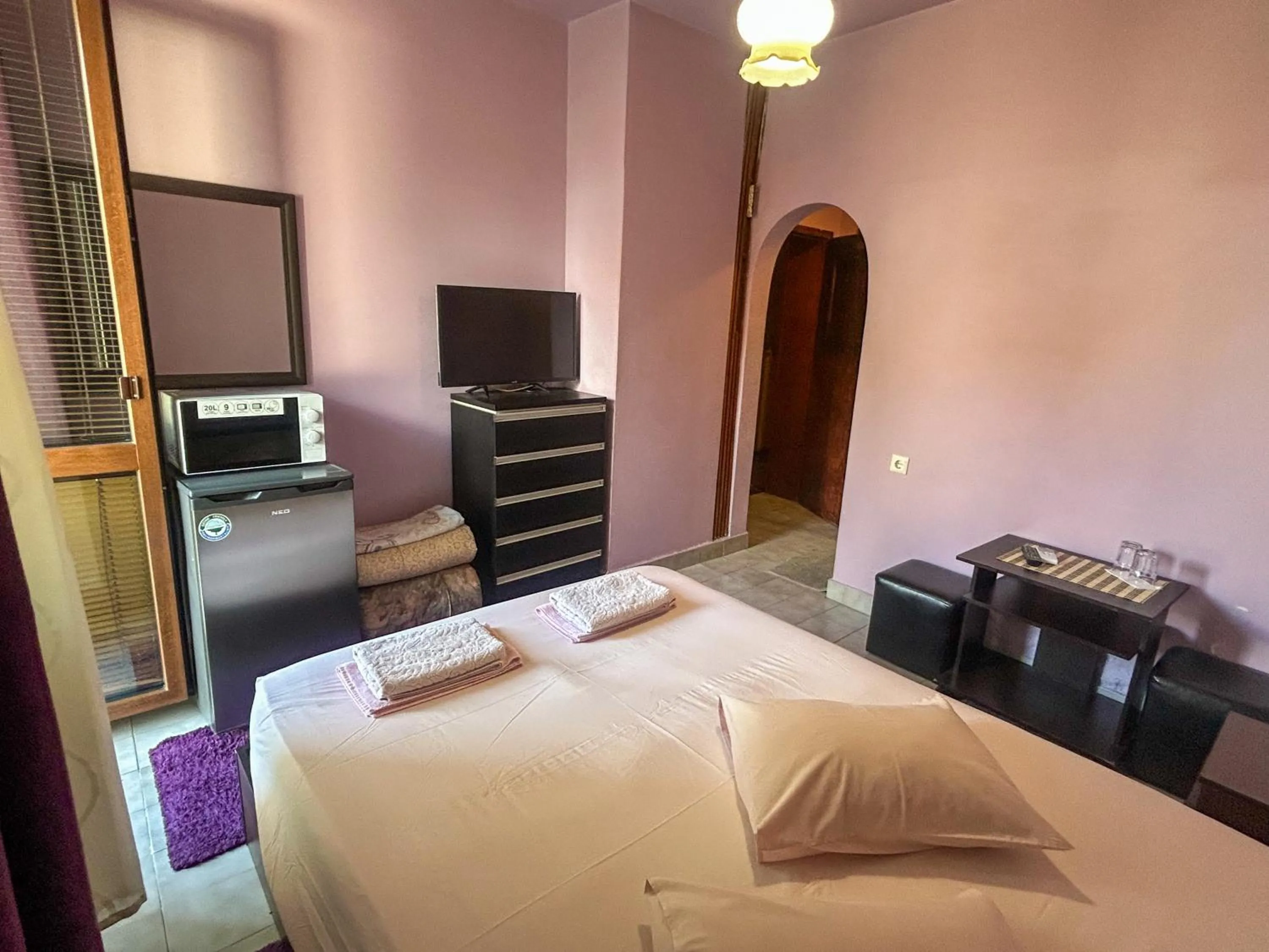 Communal lounge/ TV room, Bed in Hotel Darling