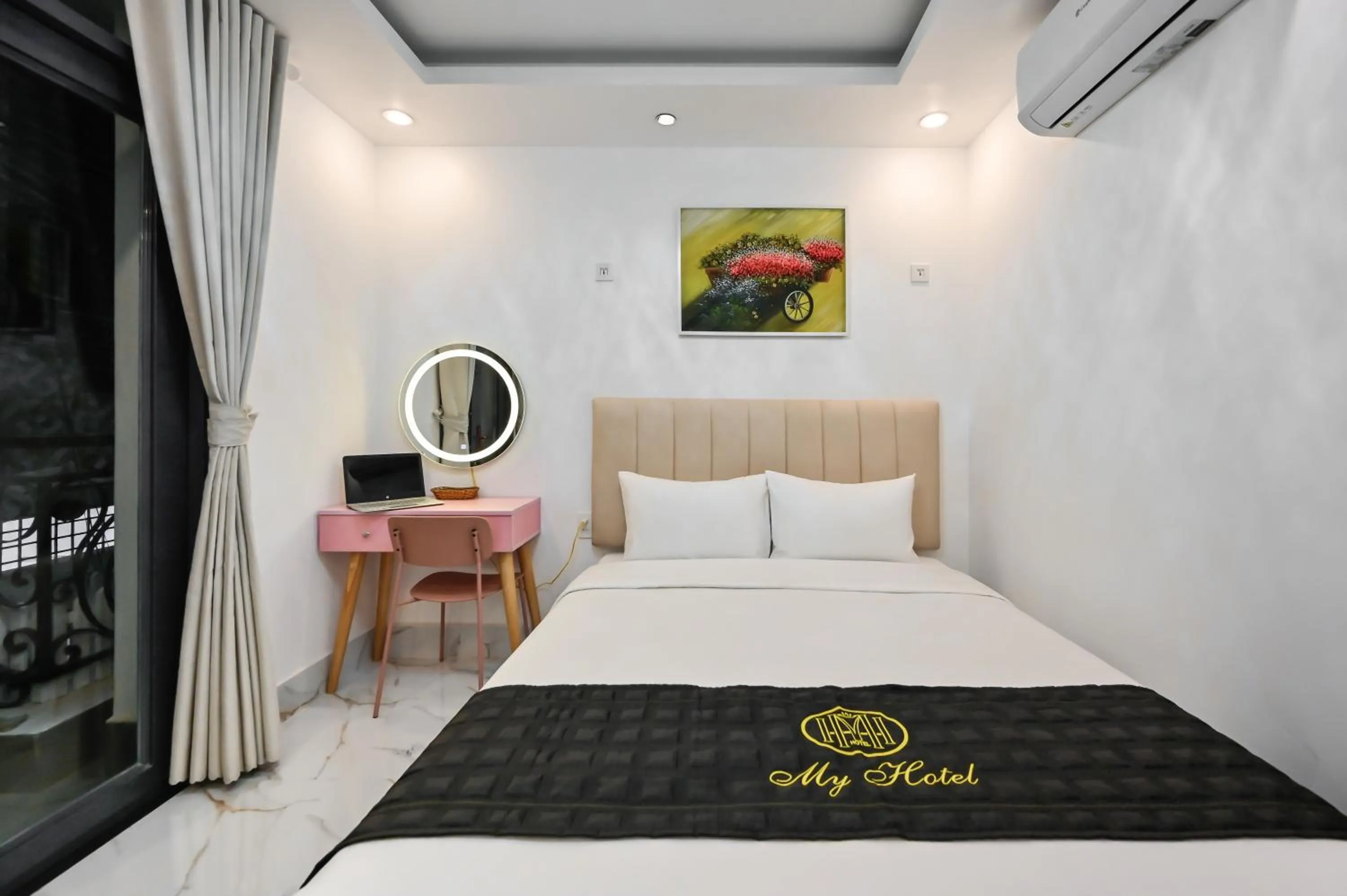 Bedroom, Bed in My Hotel