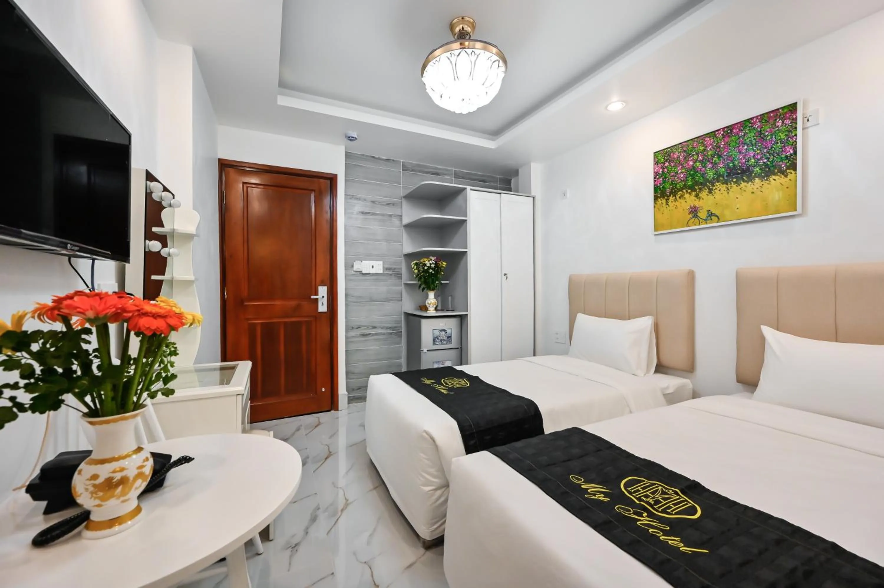 Photo of the whole room, Bed in My Hotel