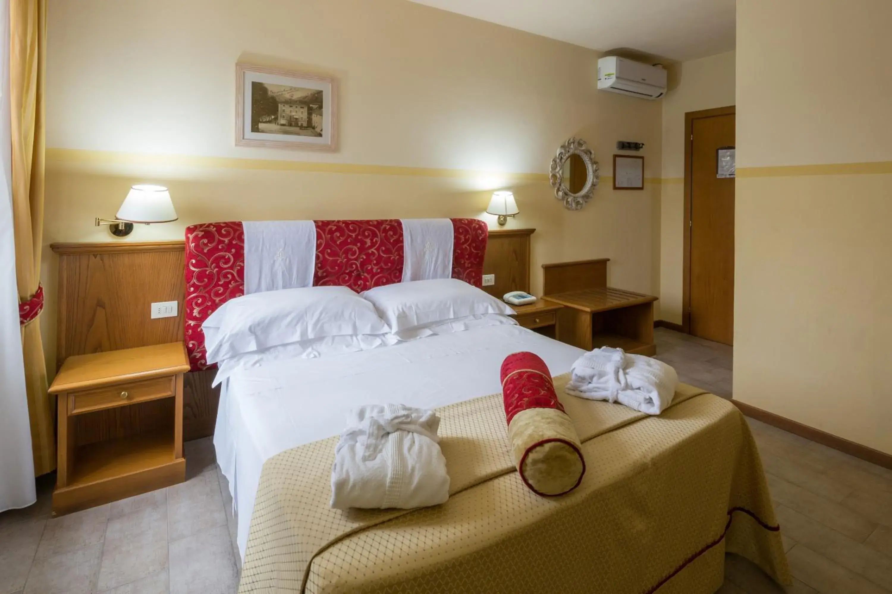 Standard Twin Room in Hotel & Terme Bagni di Lucca Standard Twin Room in Hotel & Terme Bagni di Lucca