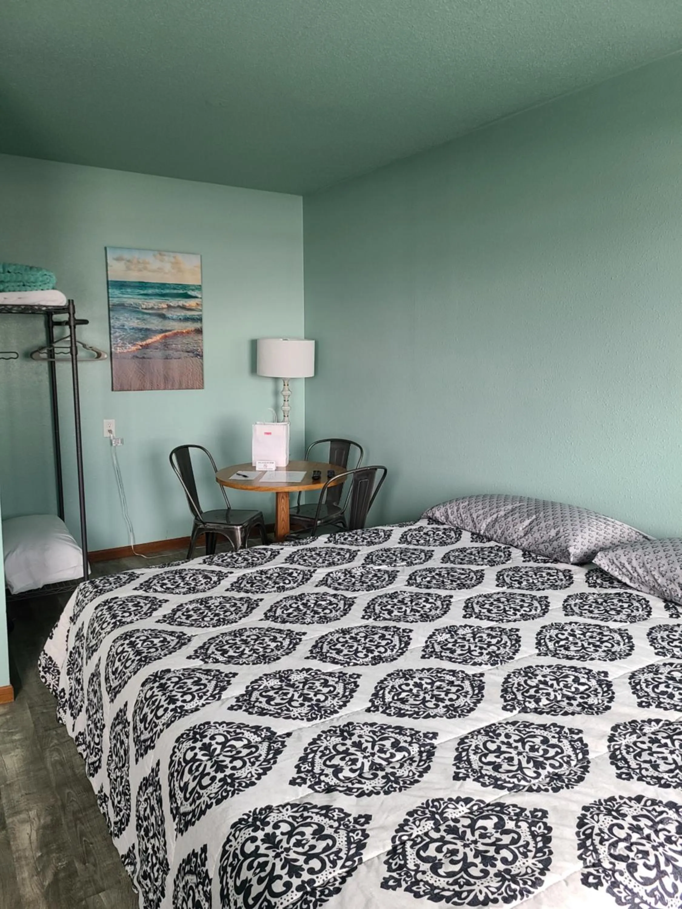 Bed in Viking INN Clara City