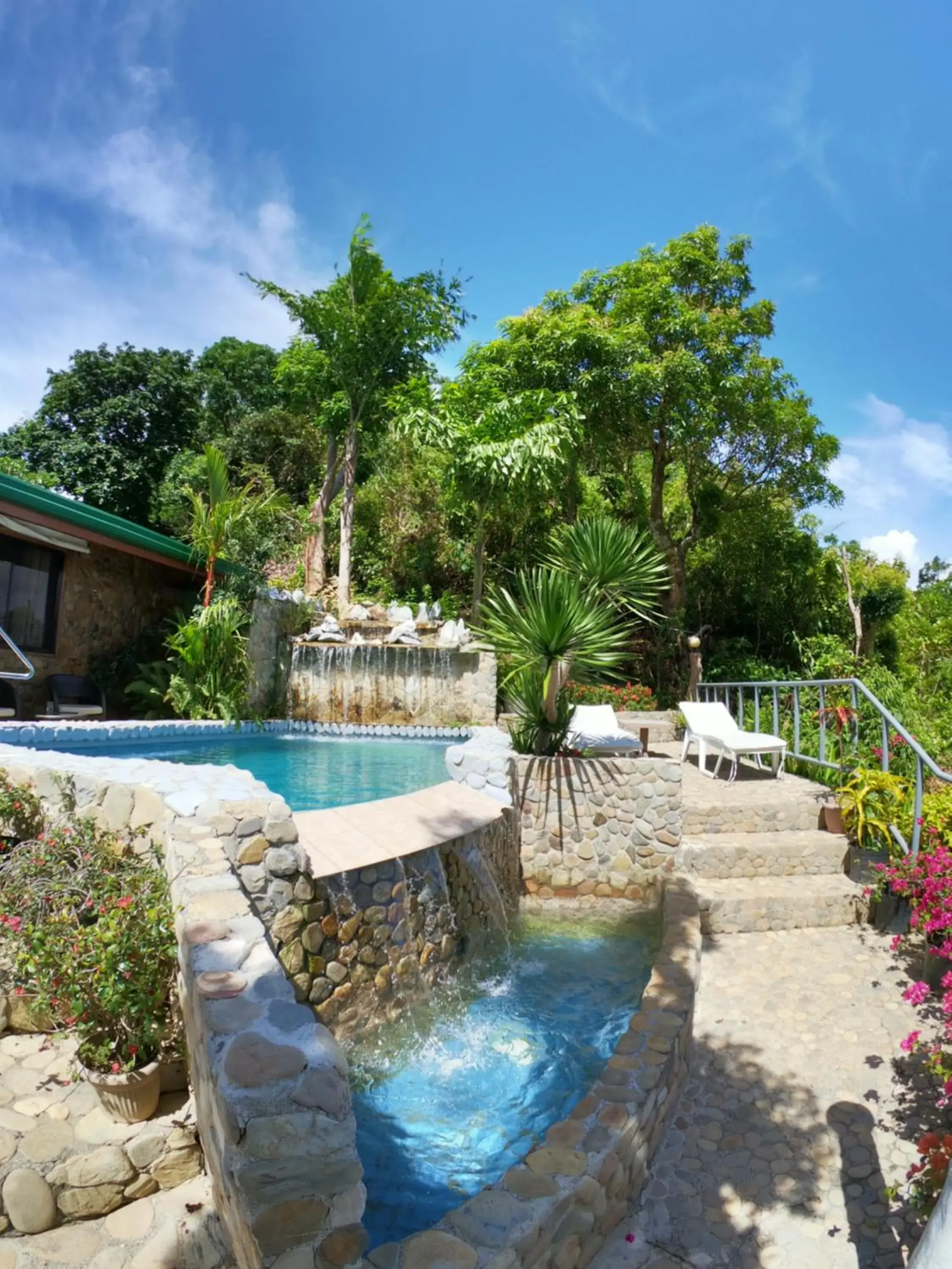 Swimming pool in El Nido Viewdeck Cottages Swimming pool in El Nido Viewdeck Cottages