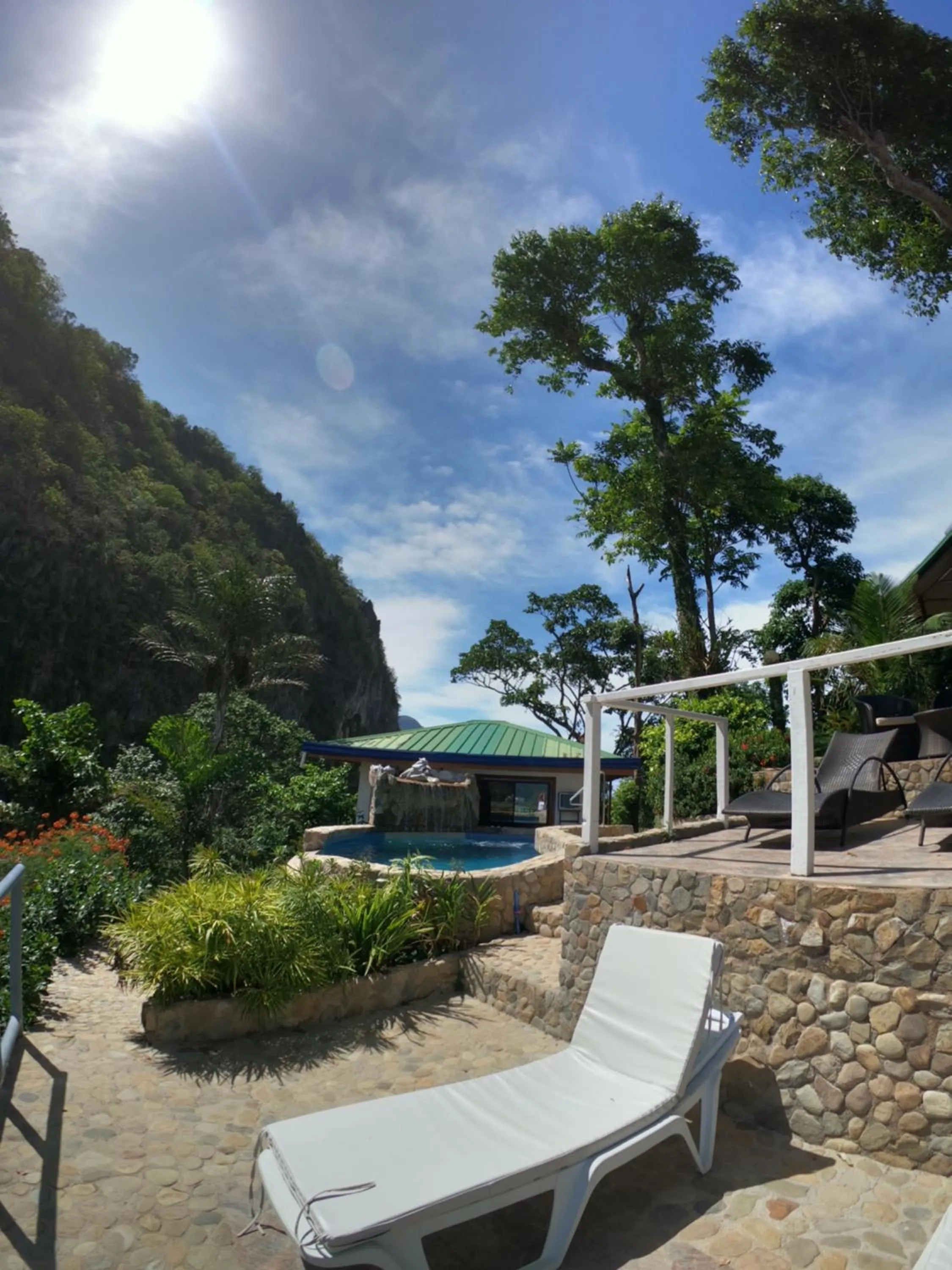 Swimming pool in El Nido Viewdeck Cottages