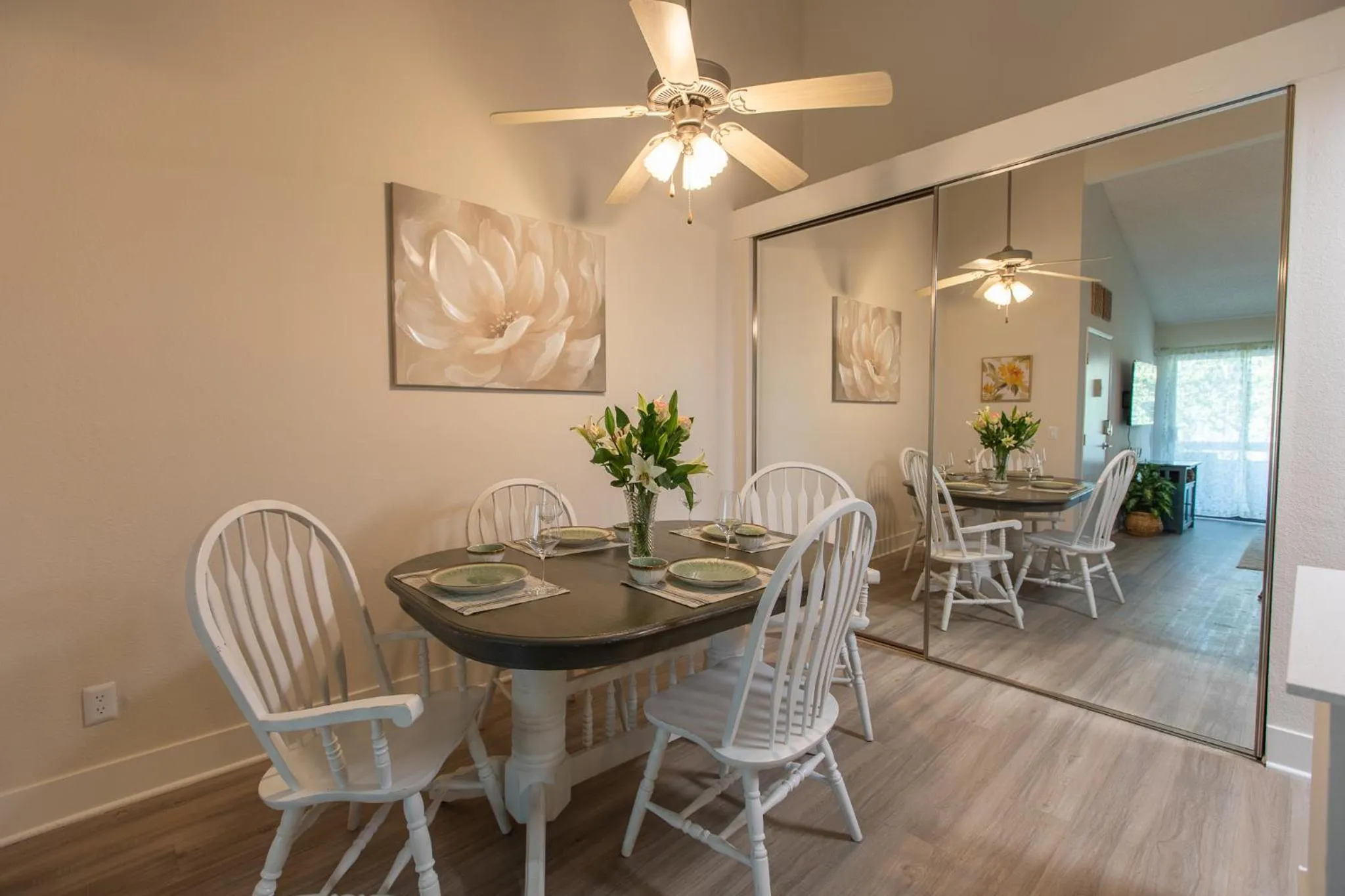 Dining area in Huge Oceanside Private 2BR Apartment-Pool-Gym-Spa