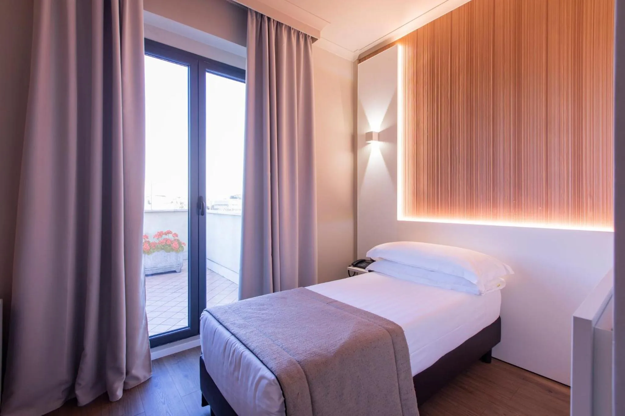 Photo of the whole room, Bed in Garner Hotel Rome Aurelia by IHG