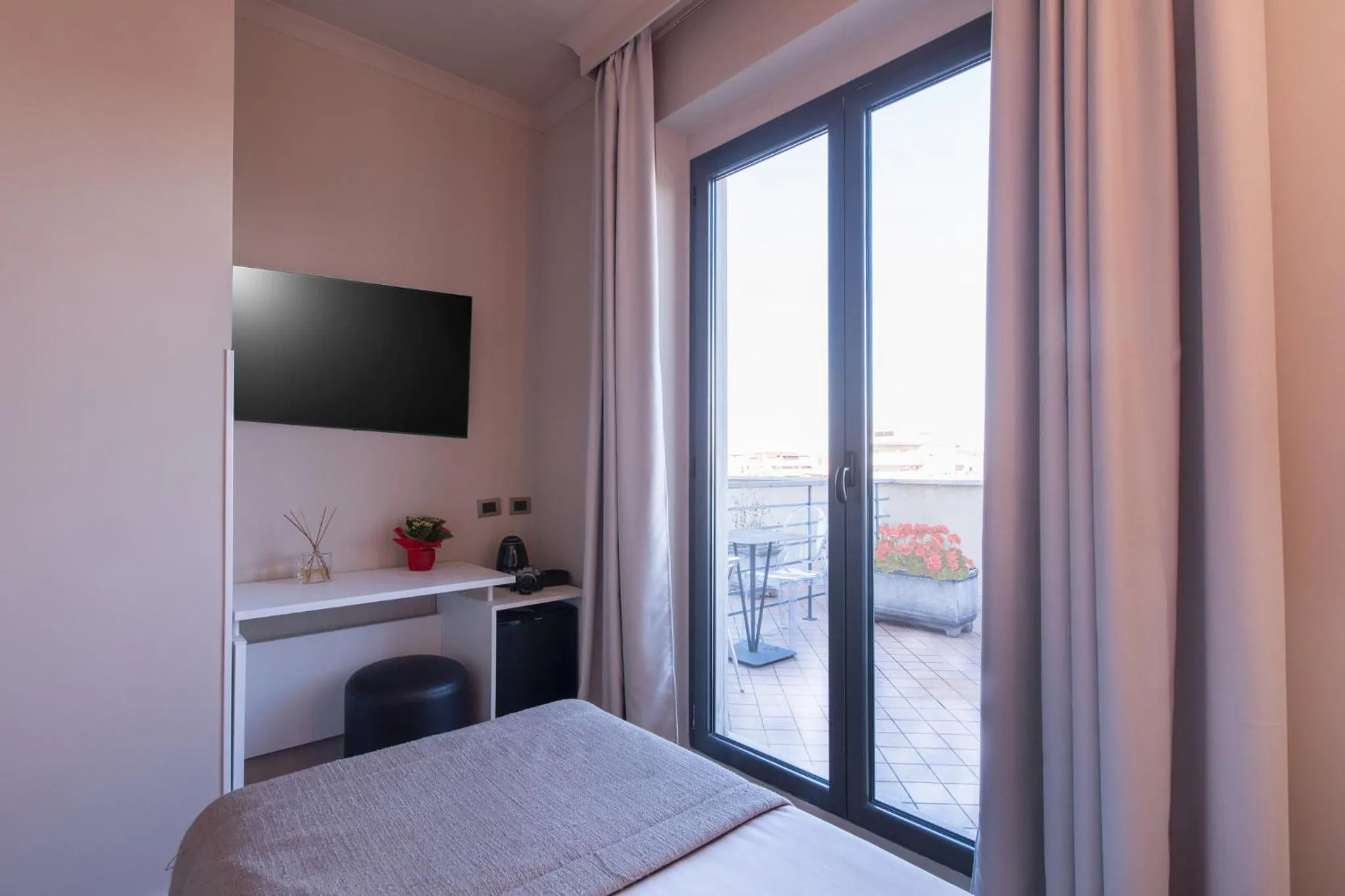 Photo of the whole room, Bed in Garner Hotel Rome Aurelia by IHG