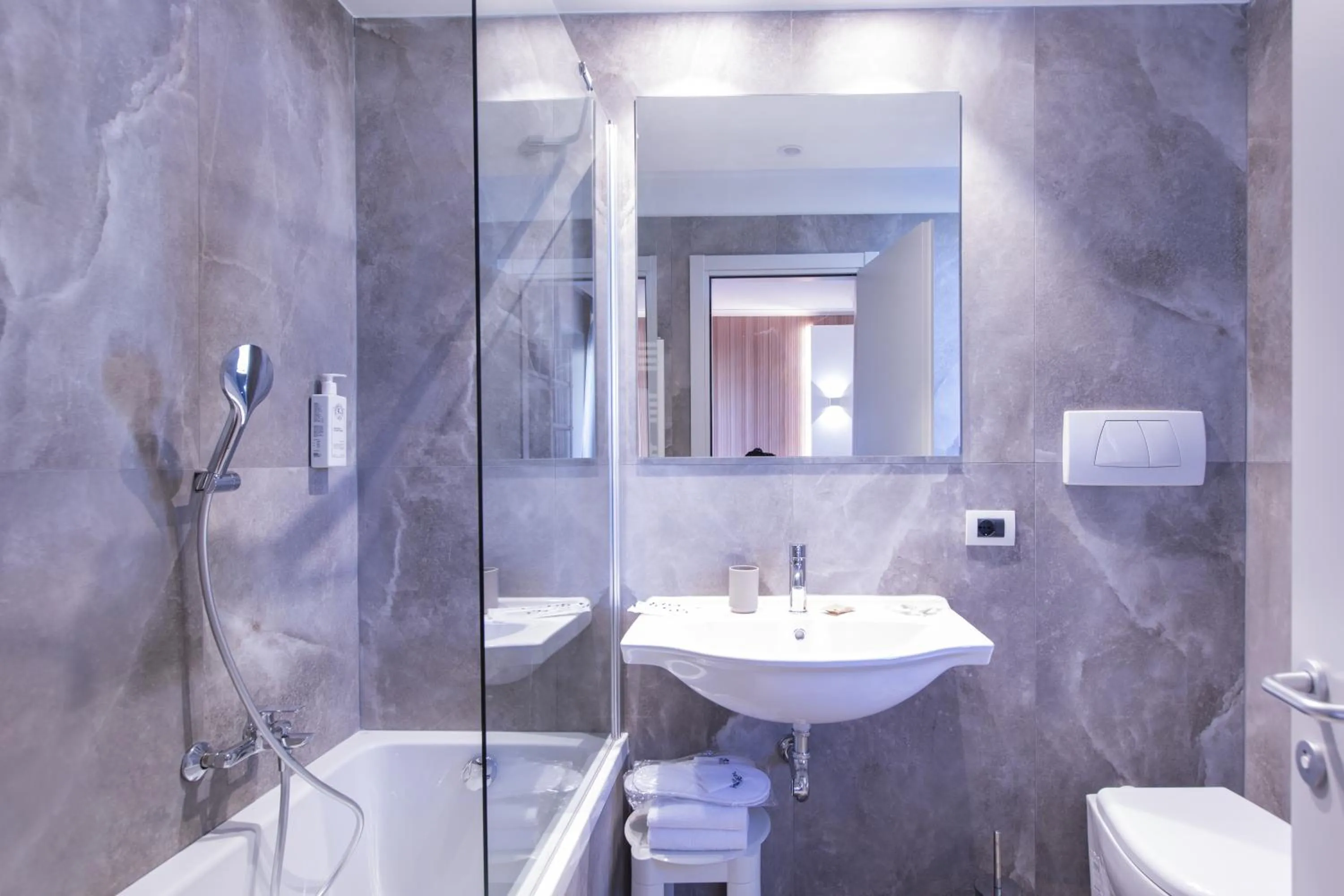 Bathroom in Garner Hotel Rome Aurelia by IHG