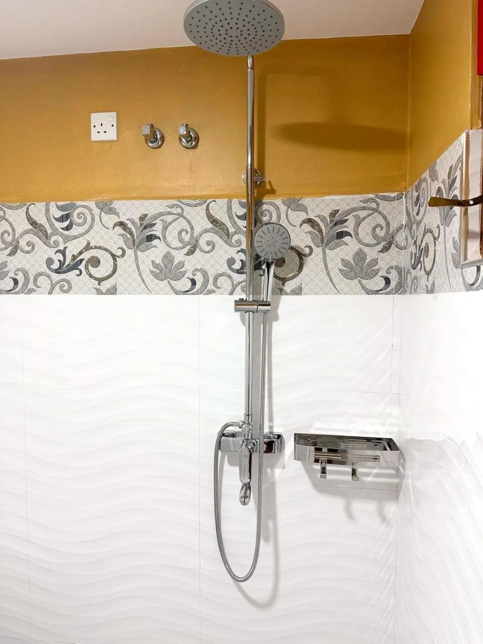 Shower in Lahiru Airport Villa