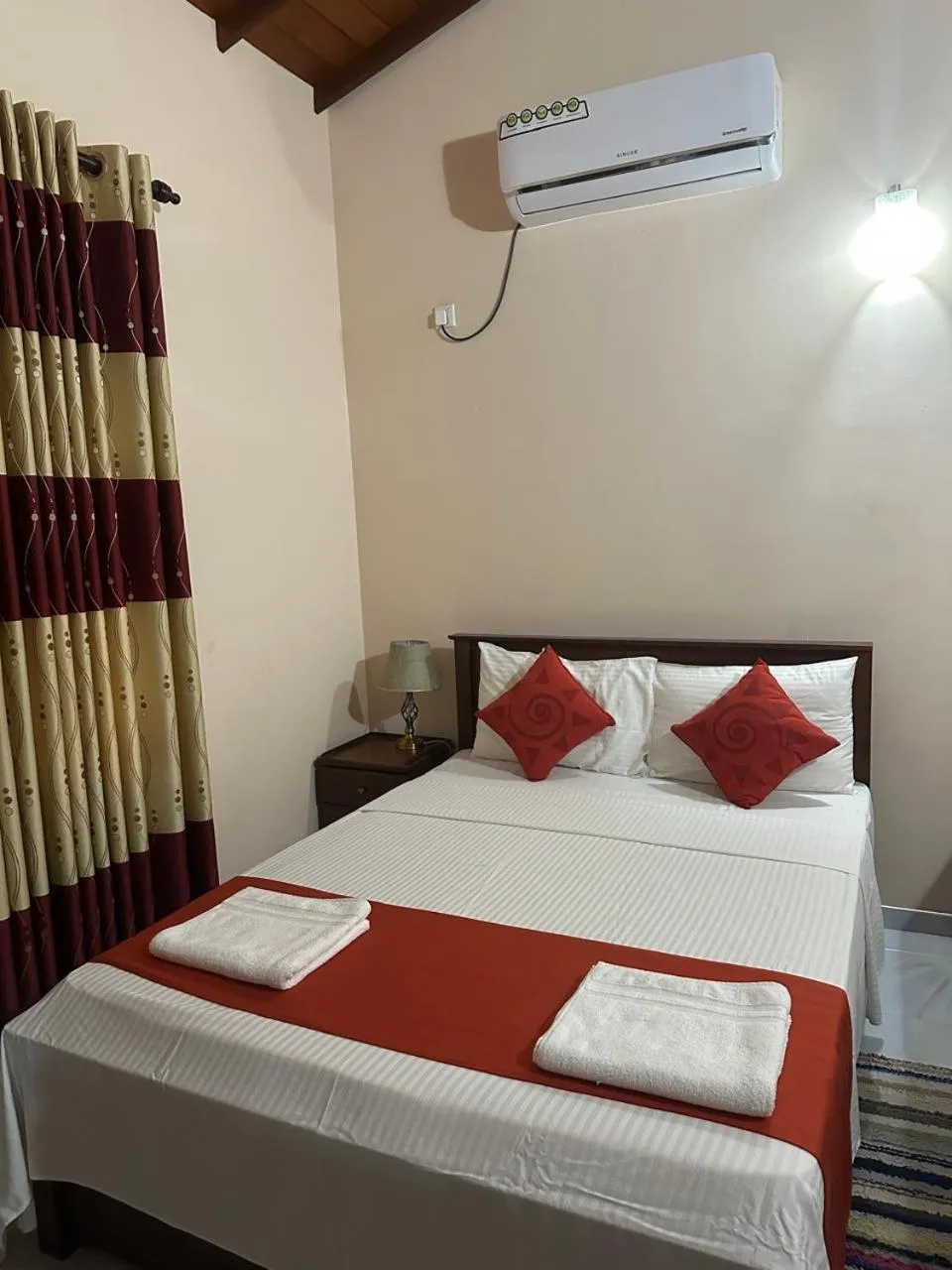 Bed in Lahiru Airport Villa