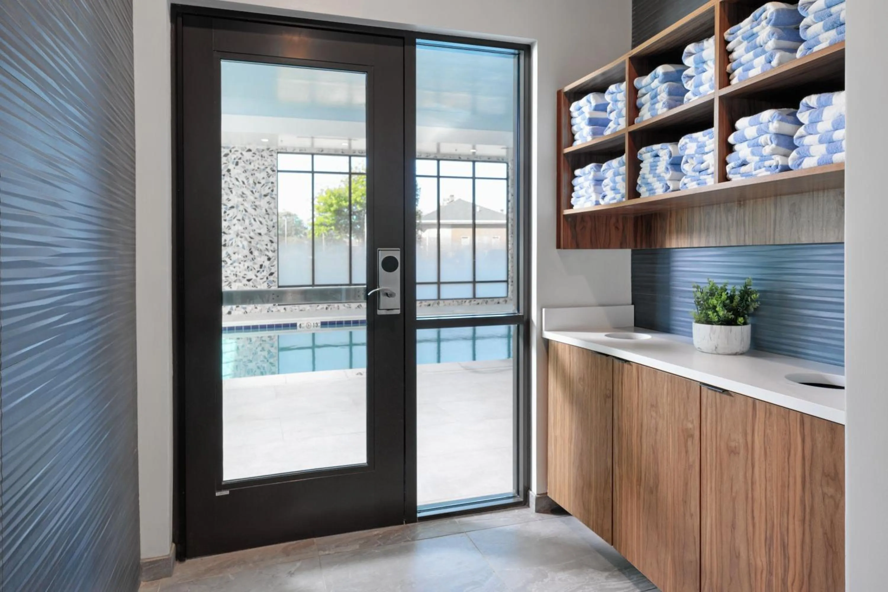 Swimming pool in Courtyard by Marriott Richmond Scott's Addition