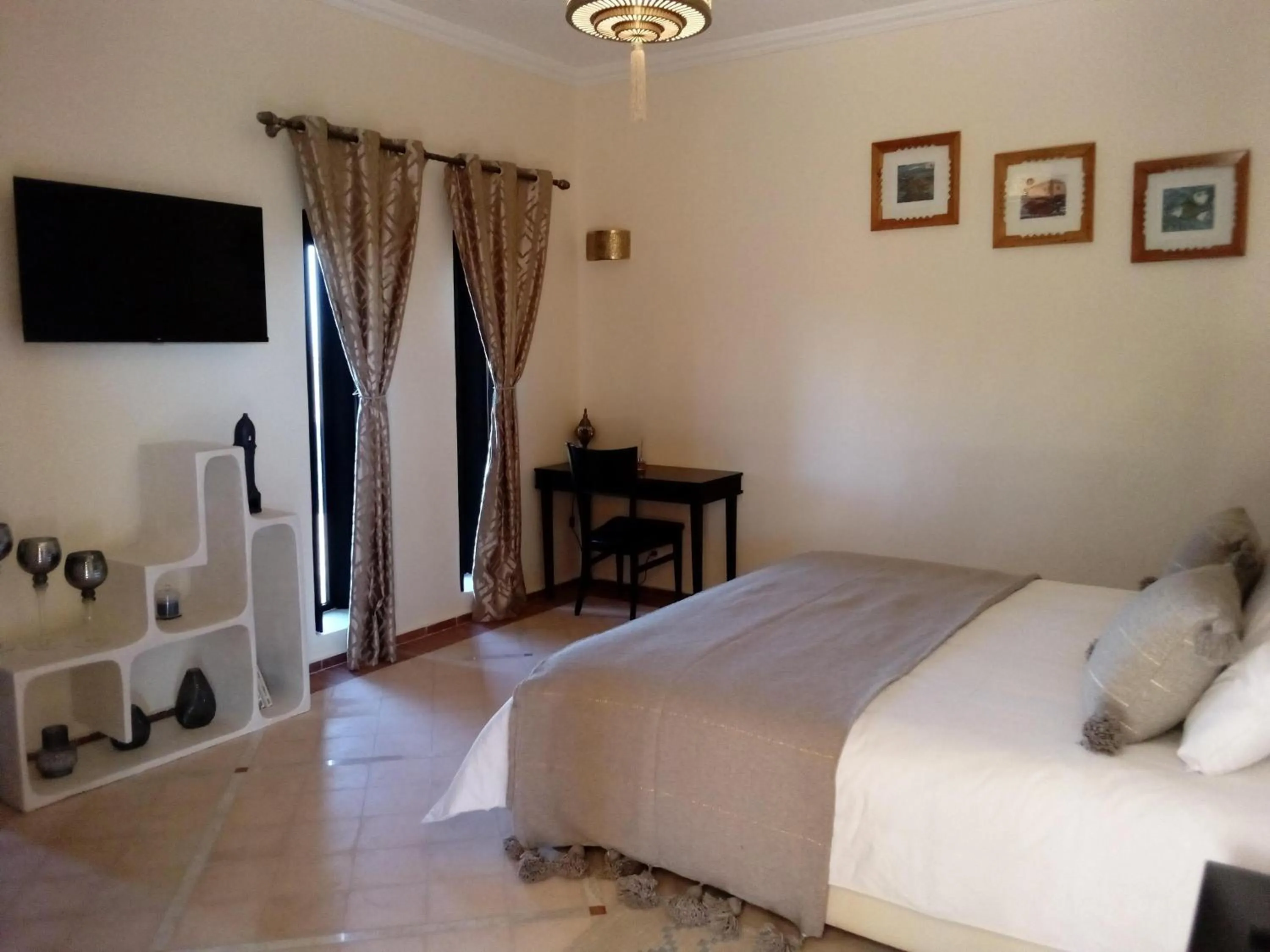 Bedroom, Bed in Le petit Château des Anges