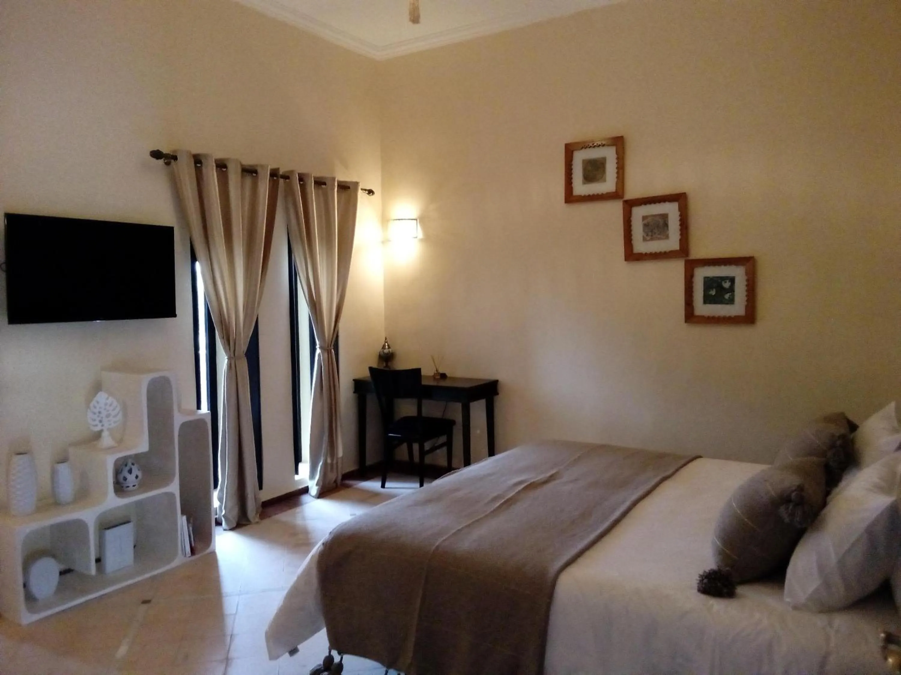 Bedroom, Bed in Le petit Château des Anges