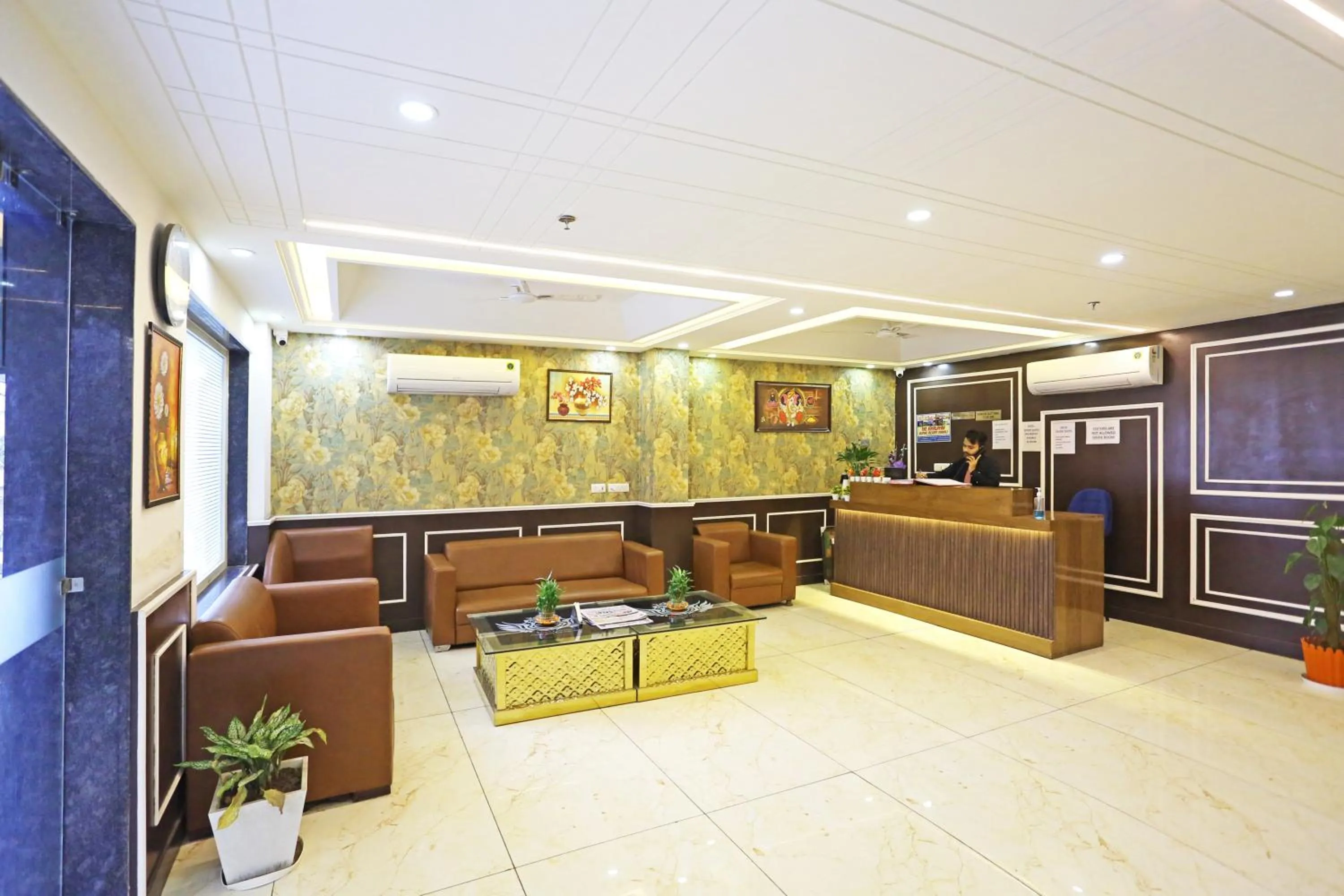 Lobby or reception in Hotel Decent Suites - Delhi Airport