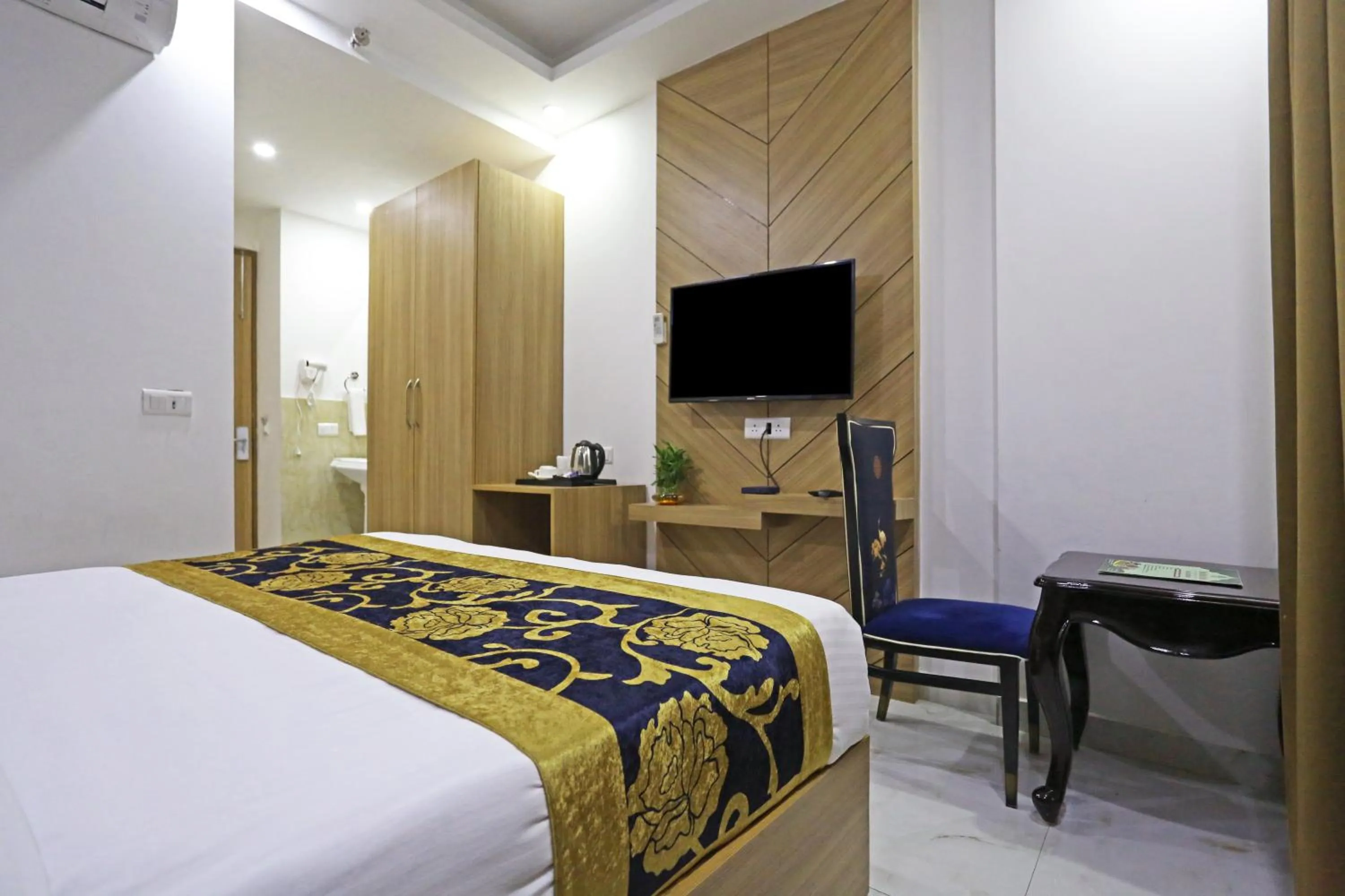 Bed in Hotel Decent Suites - Delhi Airport