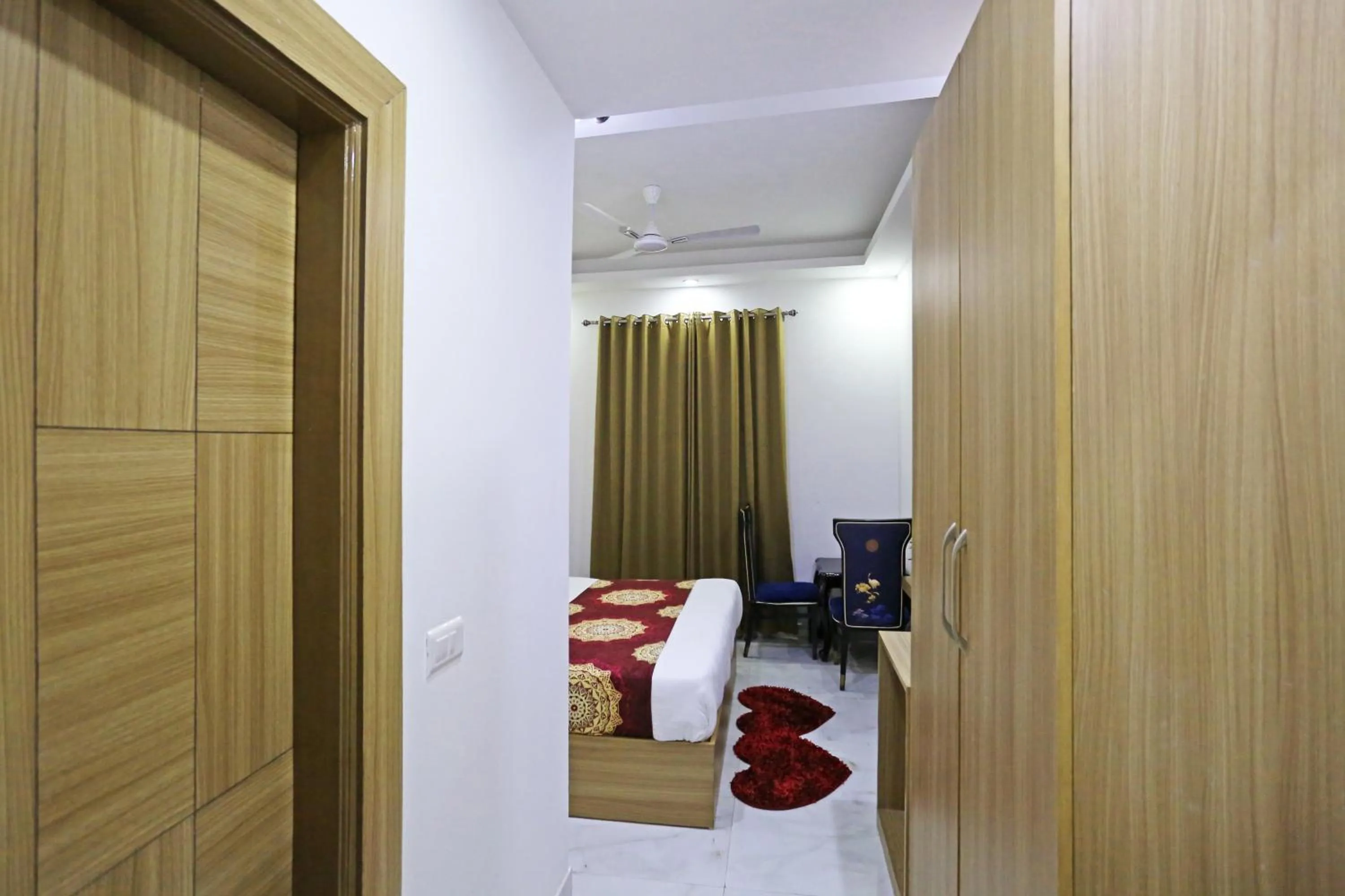 Bed in Hotel Decent Suites - Delhi Airport
