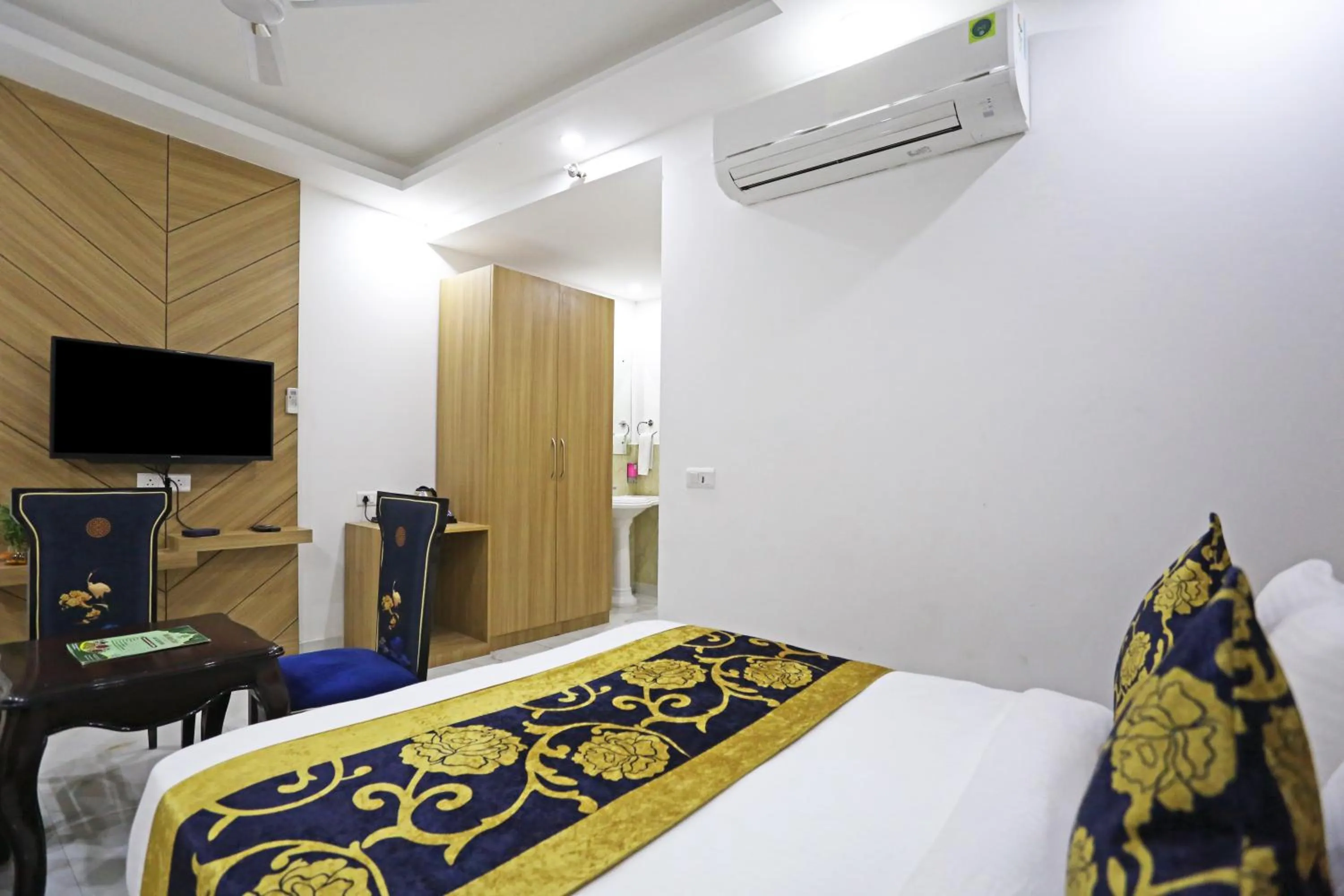 Bed in Hotel Decent Suites - Delhi Airport