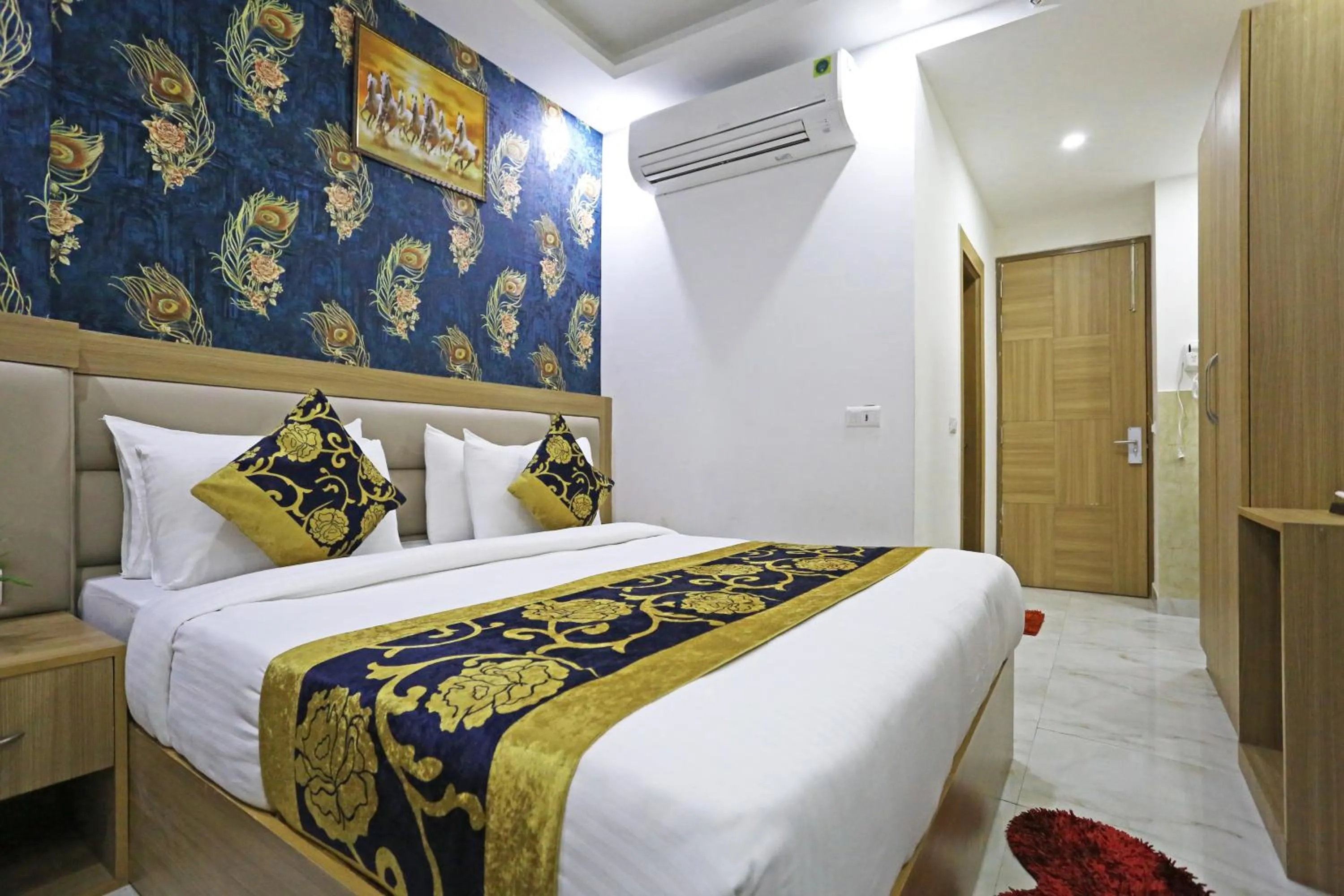 Bed in Hotel Decent Suites - Delhi Airport