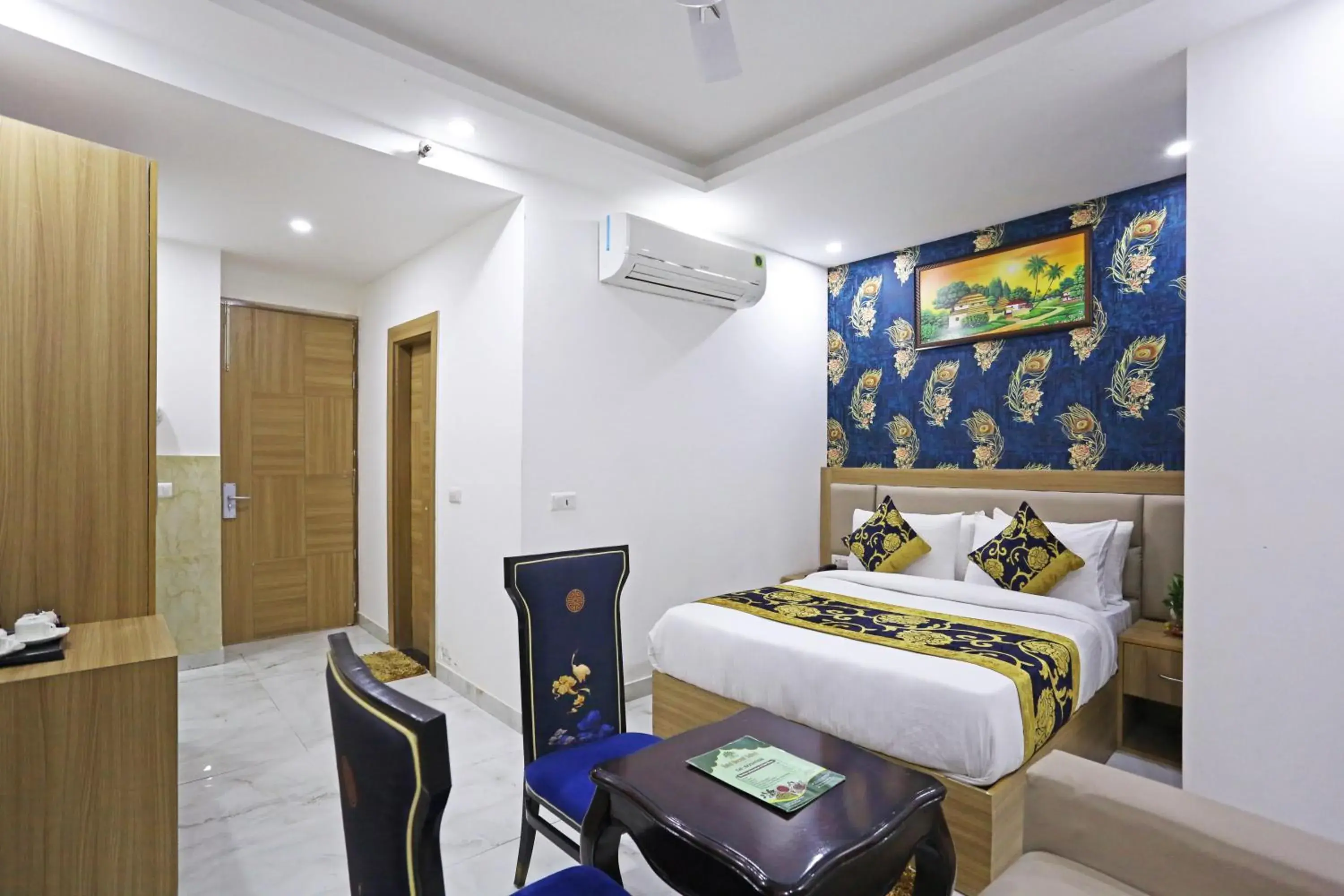 Superior Double Room in Hotel Decent Suites - Delhi Airport Superior Double Room in Hotel Decent Suites - Delhi Airport