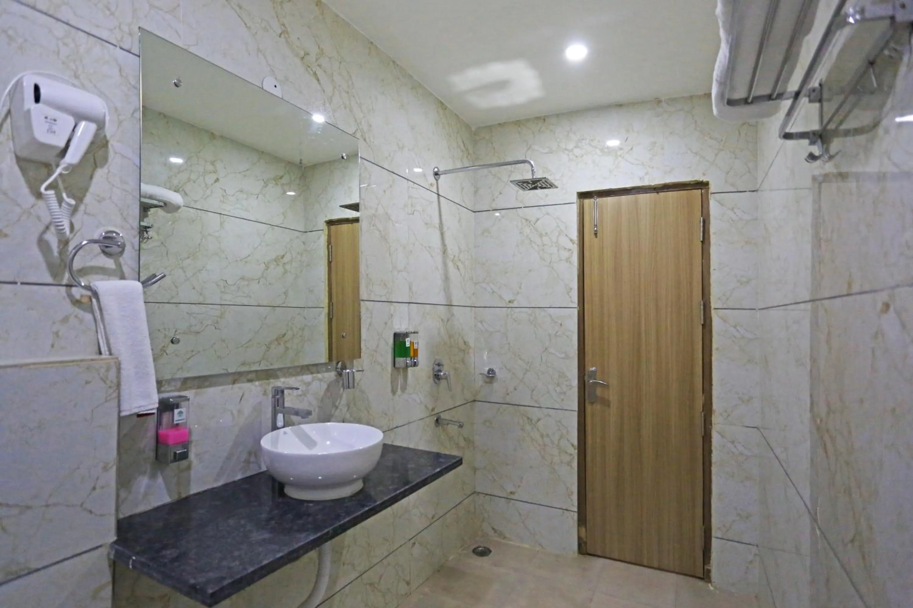 Shower in Hotel Decent Suites - Delhi Airport