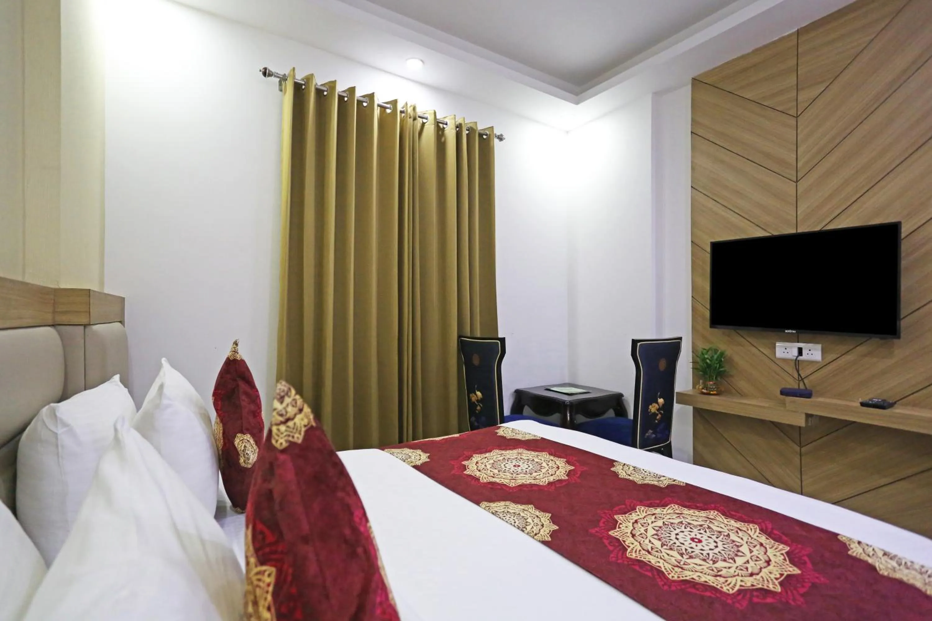 Bed in Hotel Decent Suites - Delhi Airport