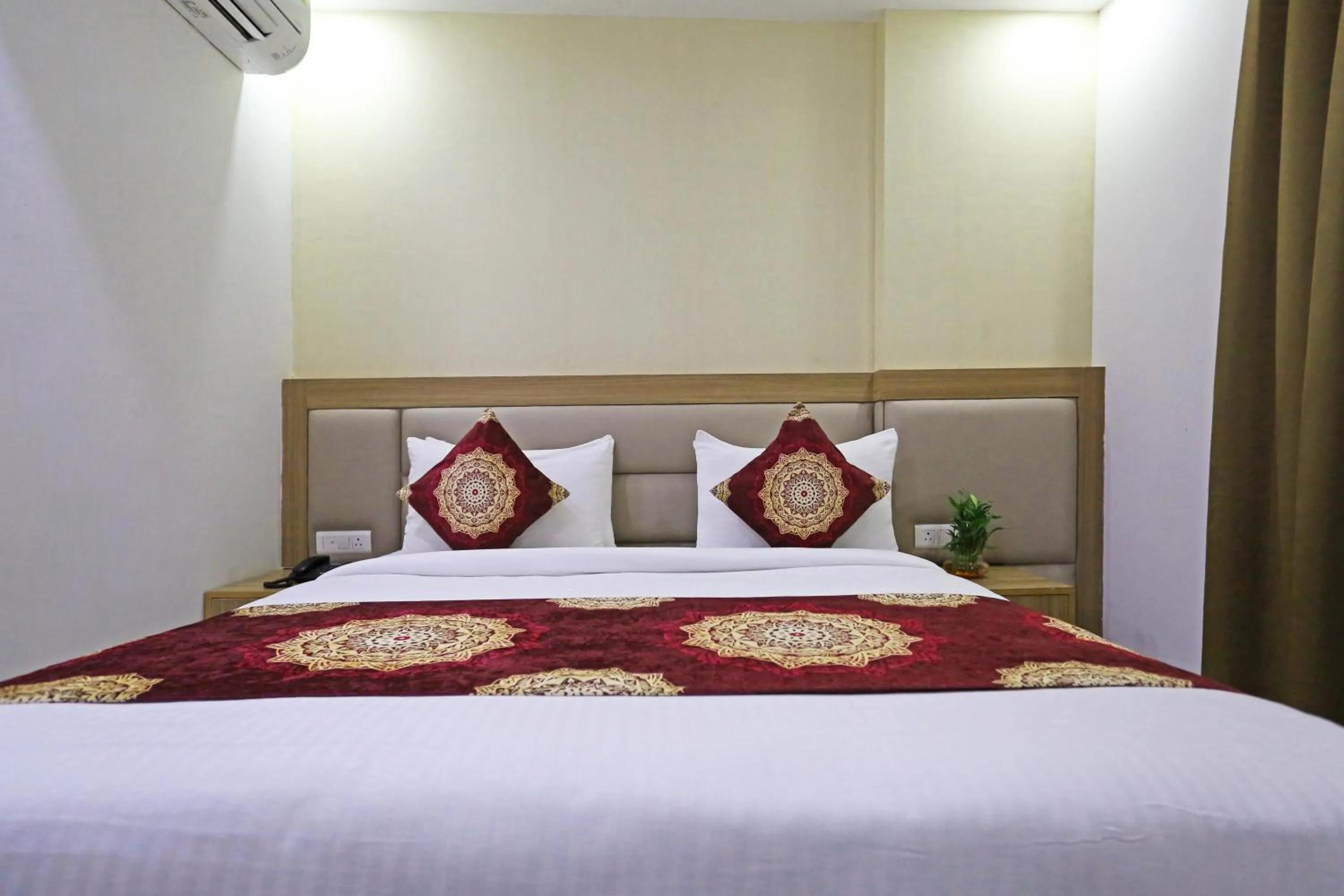 Bed in Hotel Decent Suites - Delhi Airport