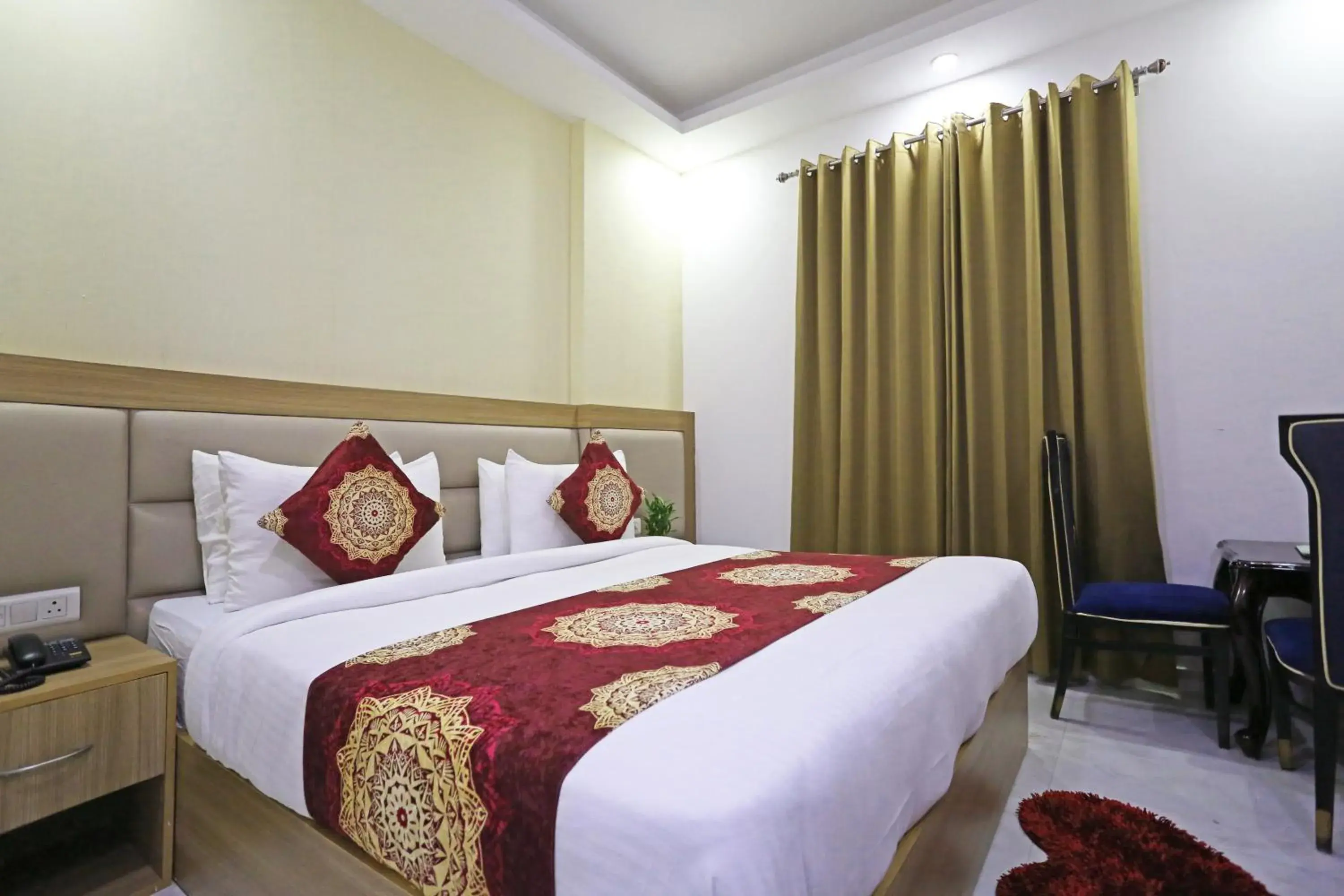 Deluxe King Room - single occupancy in Hotel Decent Suites - Delhi Airport Deluxe King Room - single occupancy in Hotel Decent Suites - Delhi Airport