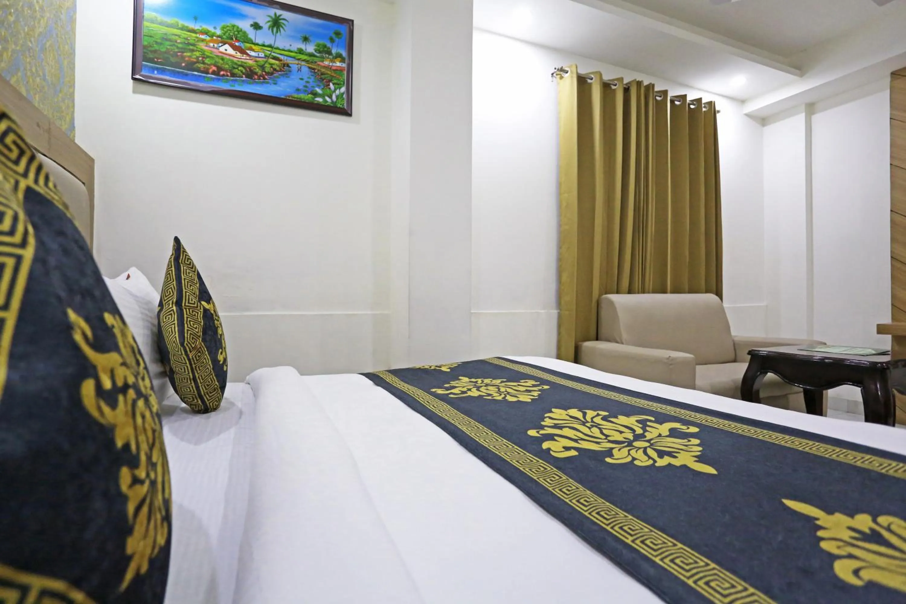 Bed in Hotel Decent Suites - Delhi Airport