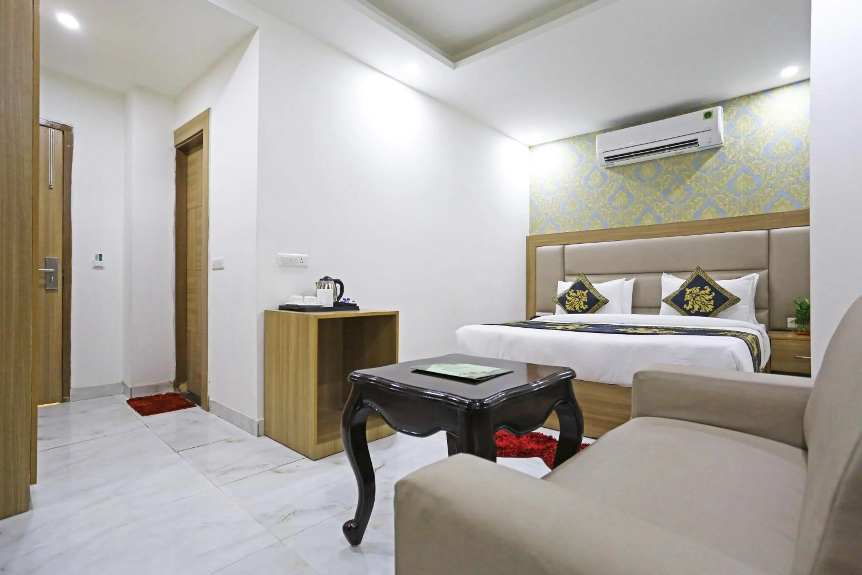 Bed in Hotel Decent Suites - Delhi Airport