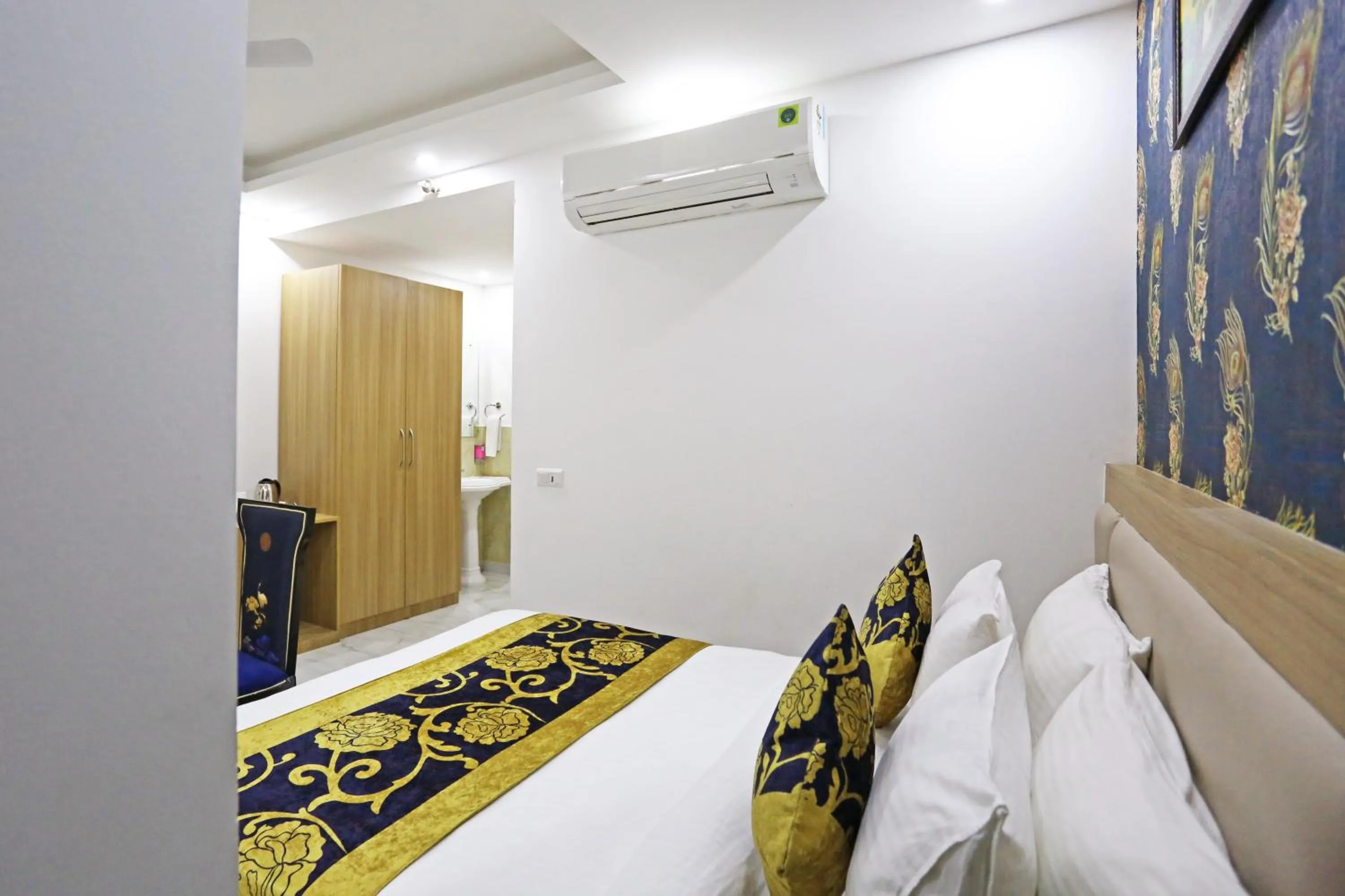 Bed in Hotel Decent Suites - Delhi Airport