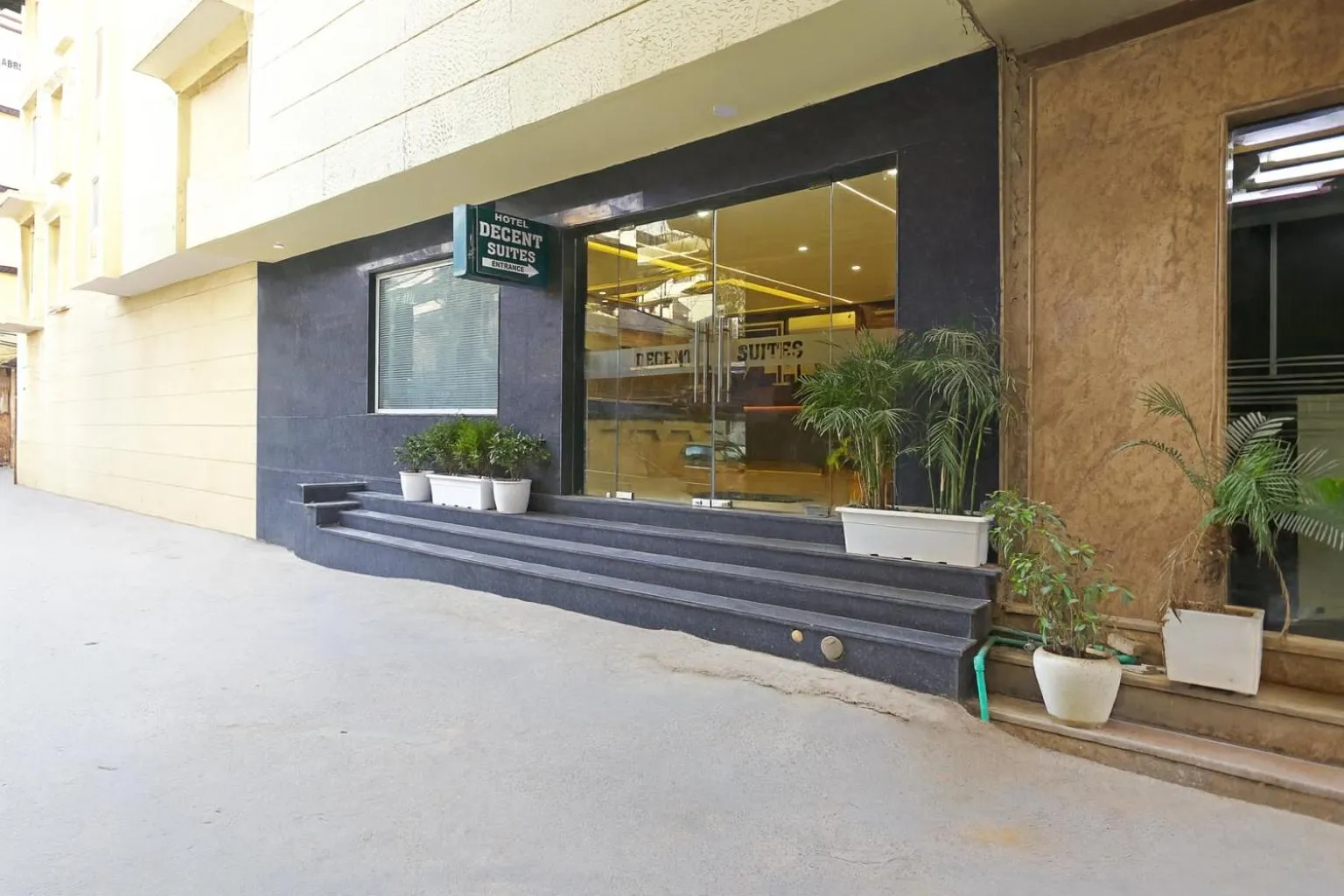 Property building in Hotel Decent Suites - Delhi Airport