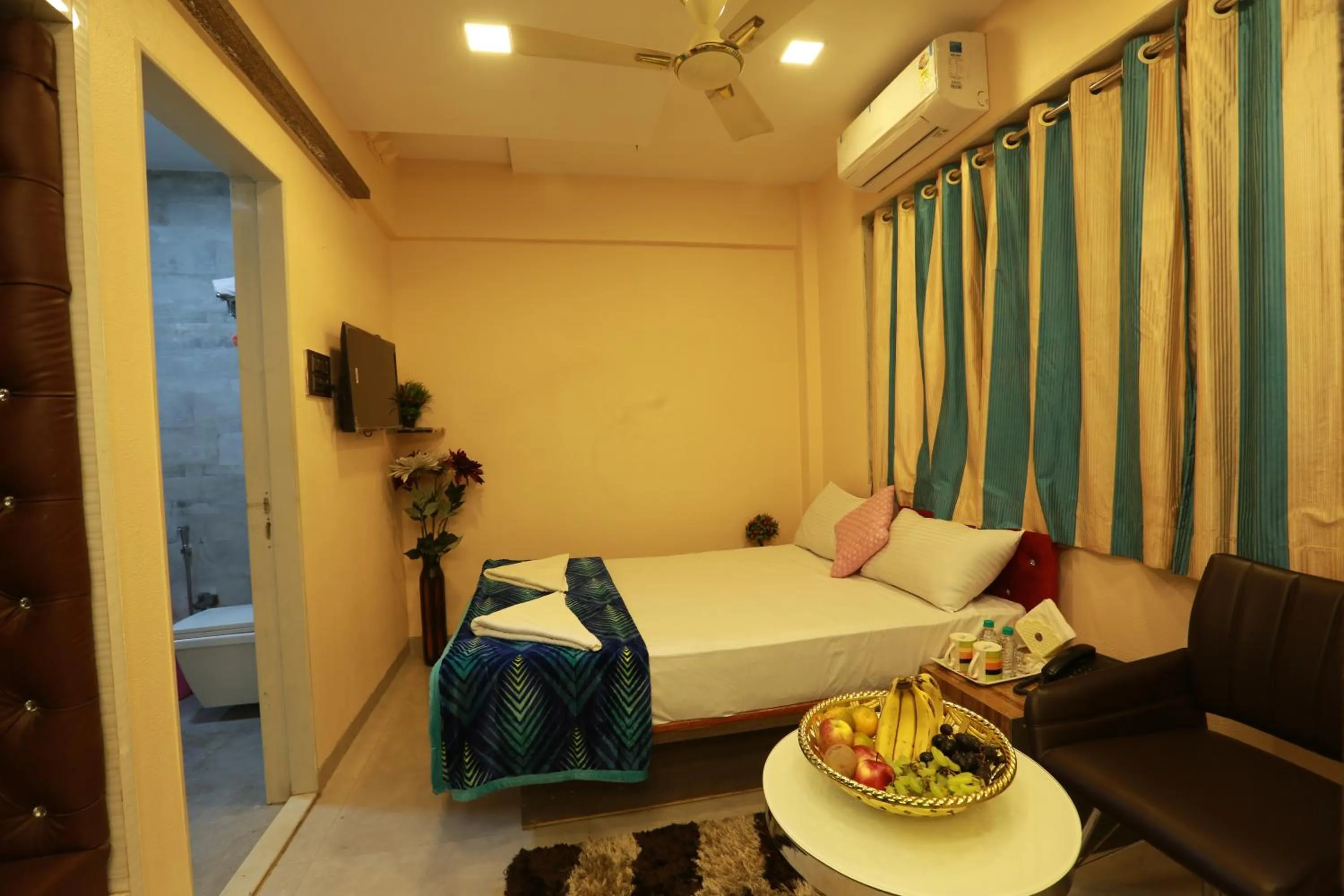 Photo of the whole room, Bed in Villa Residency