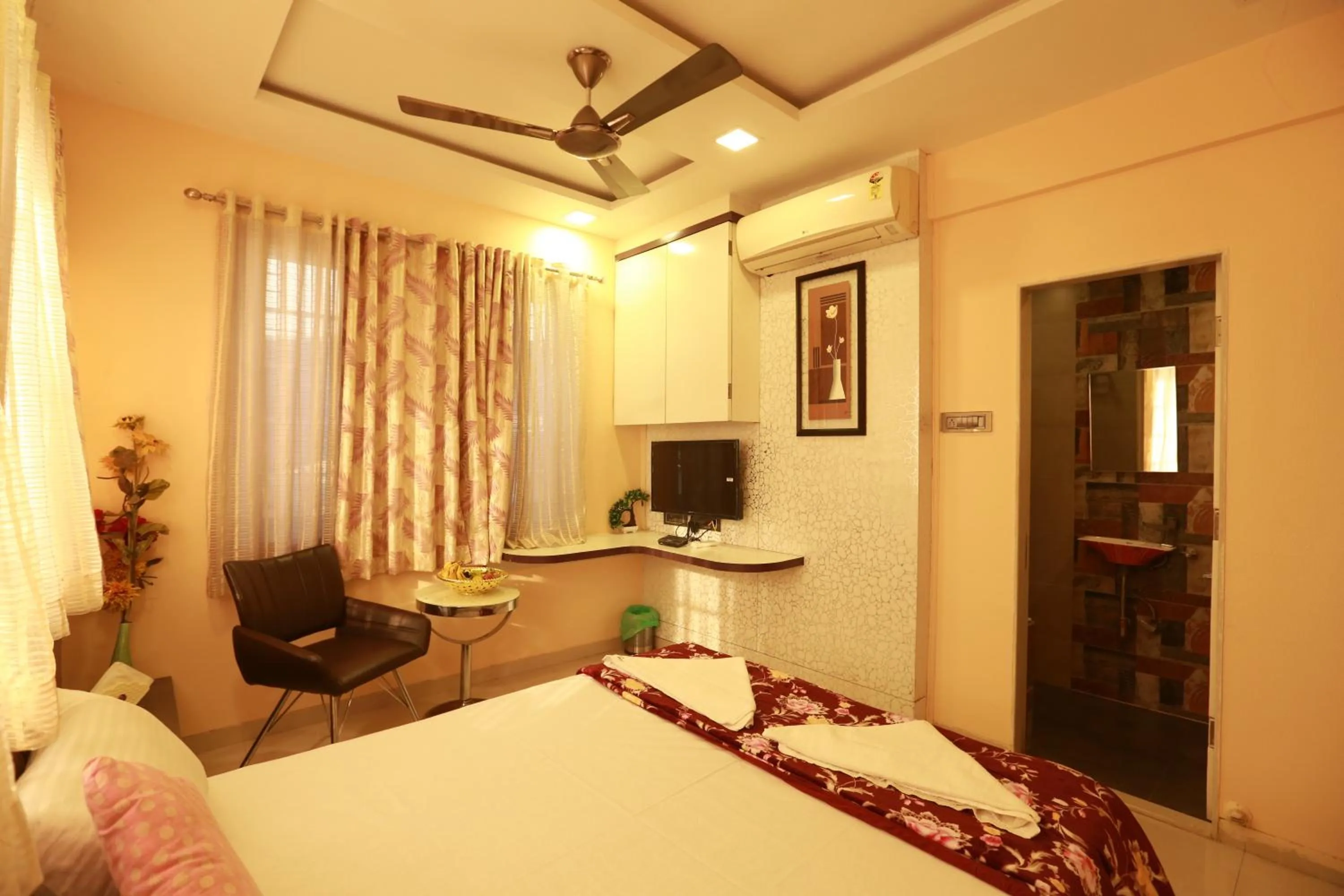 Photo of the whole room, Bed in Villa Residency