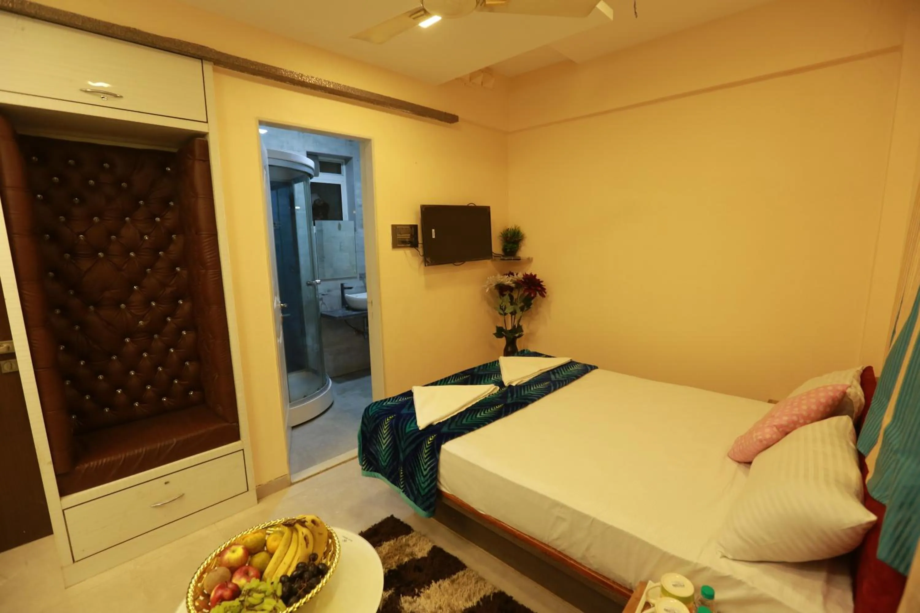 Photo of the whole room, Bed in Villa Residency