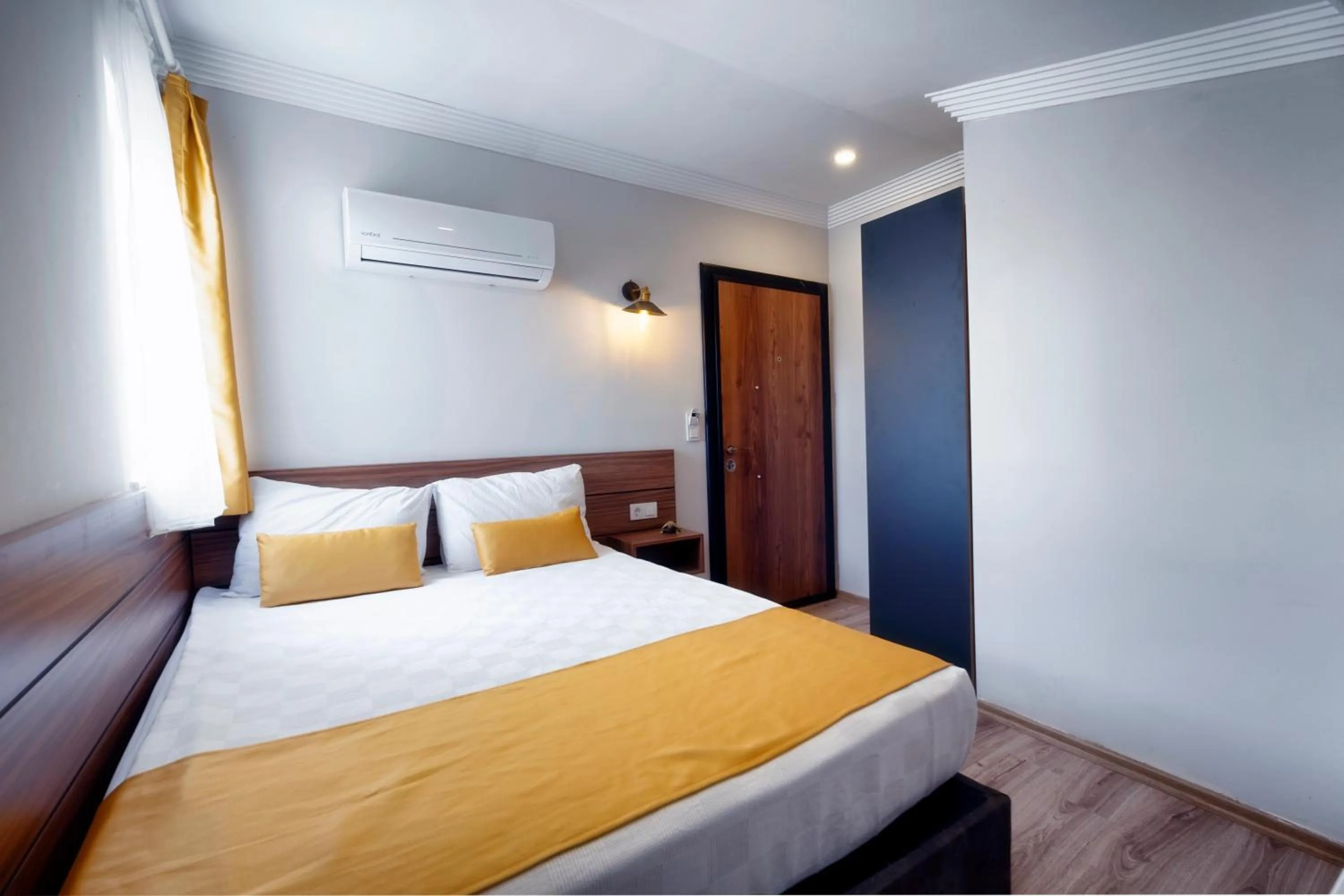 Photo of the whole room, Bed in Terra Rossa