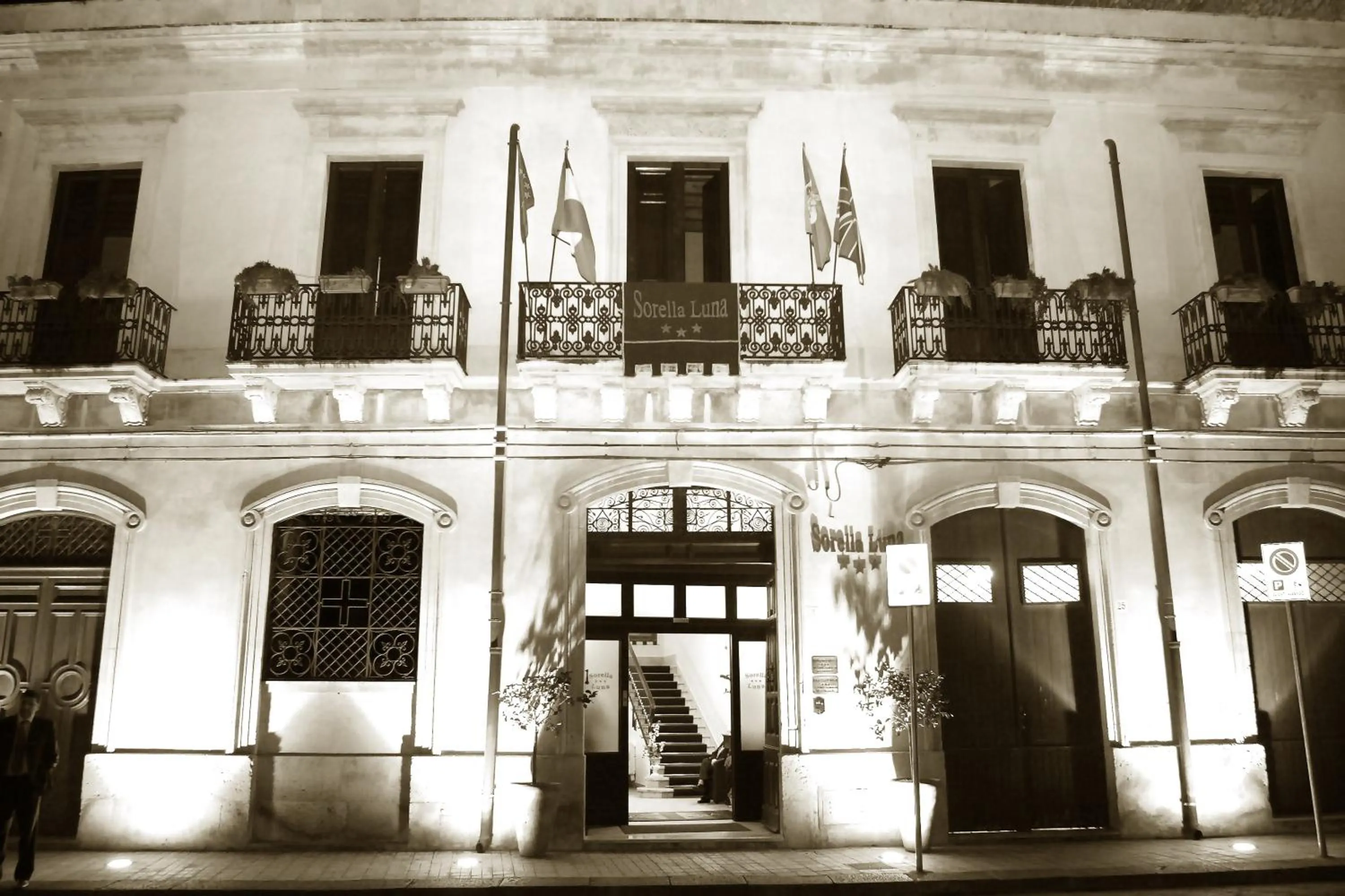 Facade/entrance in Sorella Luna