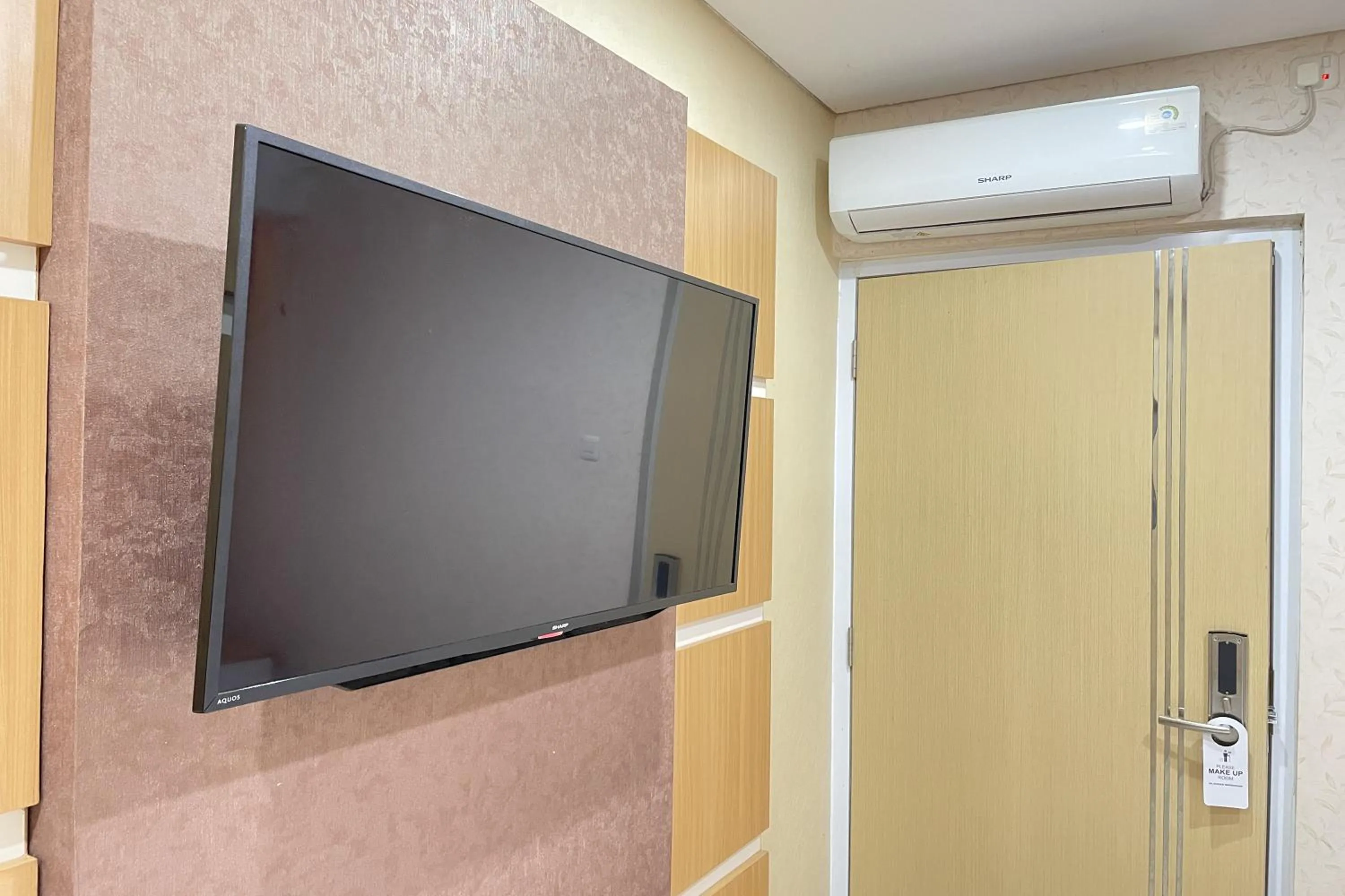 TV and multimedia in Hotel Lengkong 2