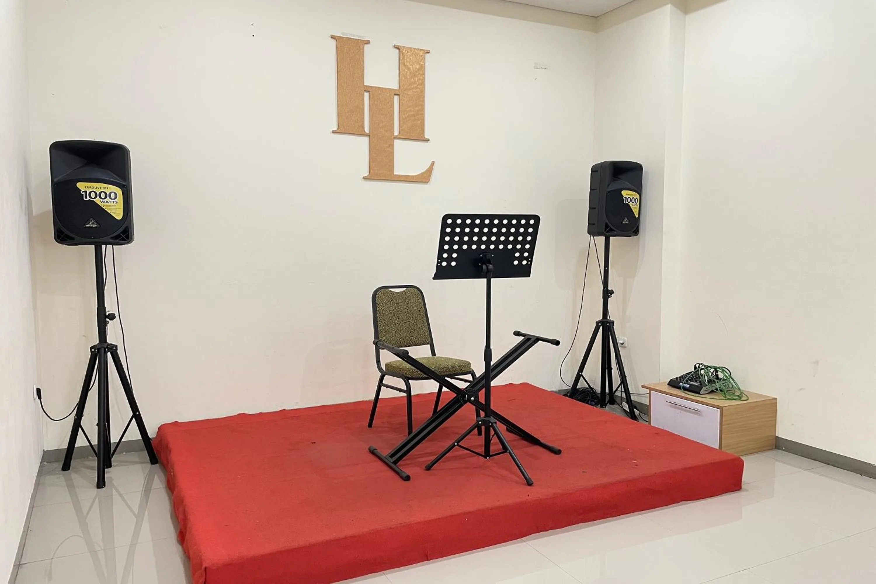 Restaurant/places to eat in Hotel Lengkong 2