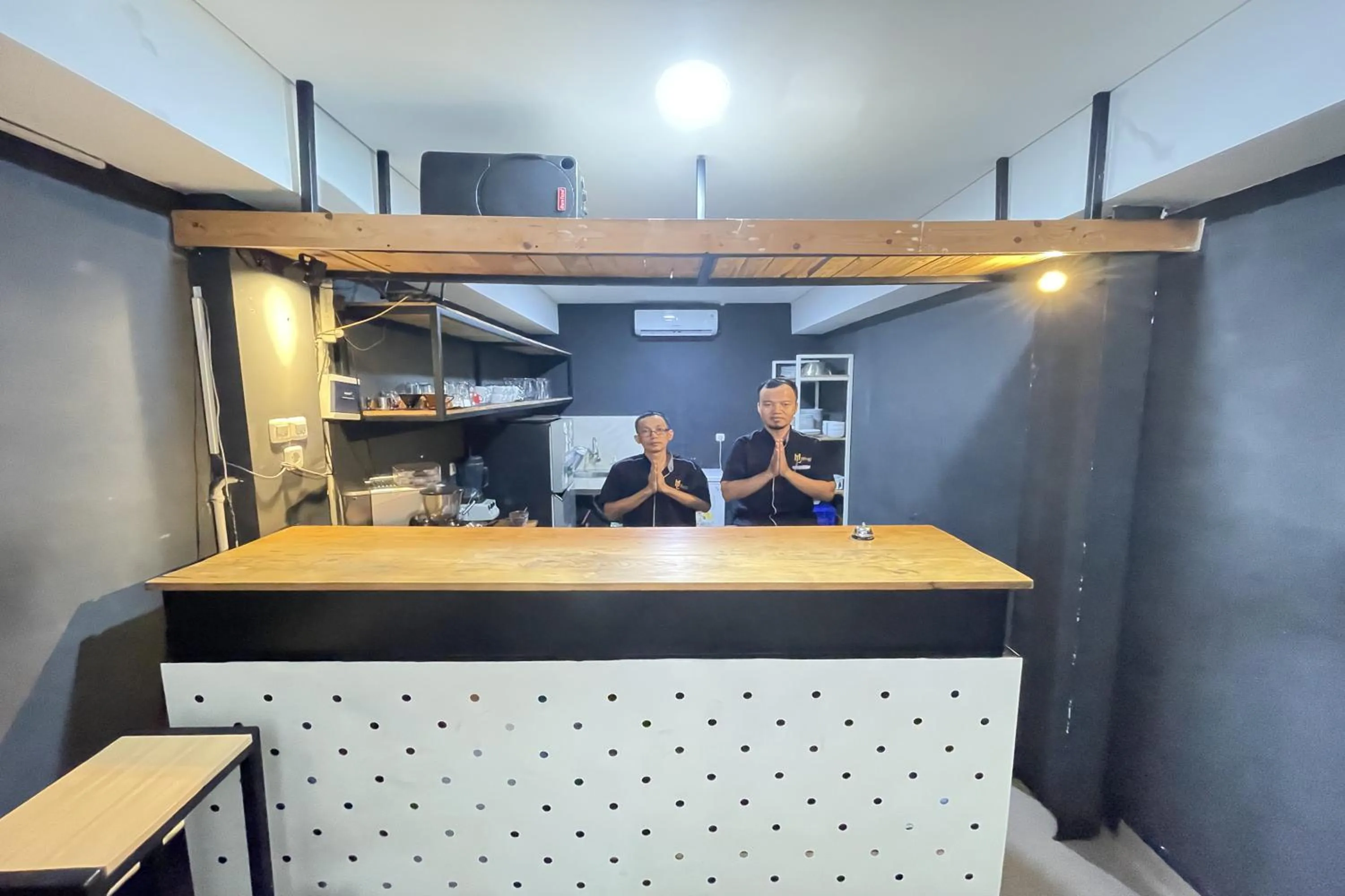 Restaurant/places to eat in Hotel Lengkong 2