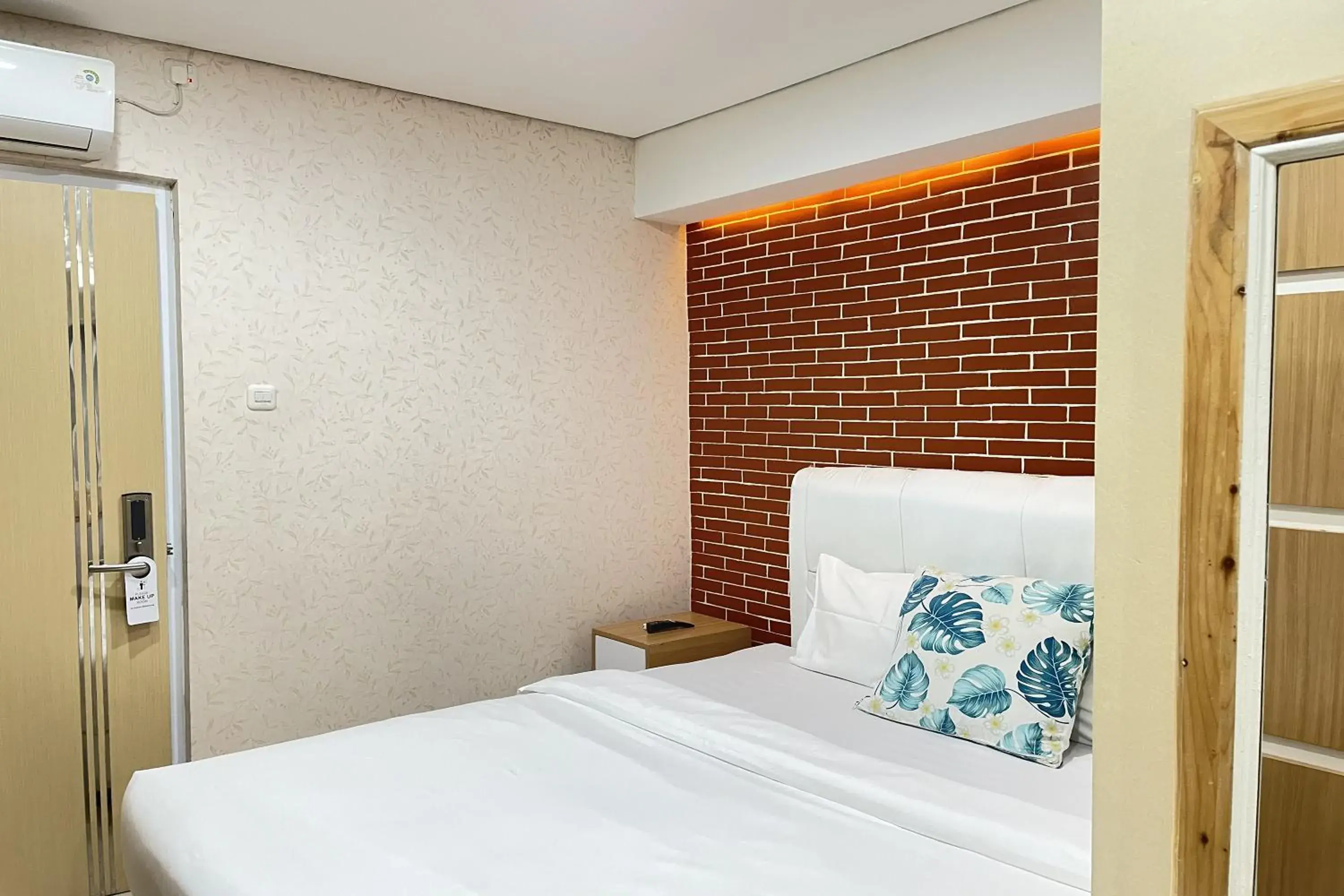 Photo of the whole room, Bed in Hotel Lengkong 2 Photo of the whole room, Bed in Hotel Lengkong 2