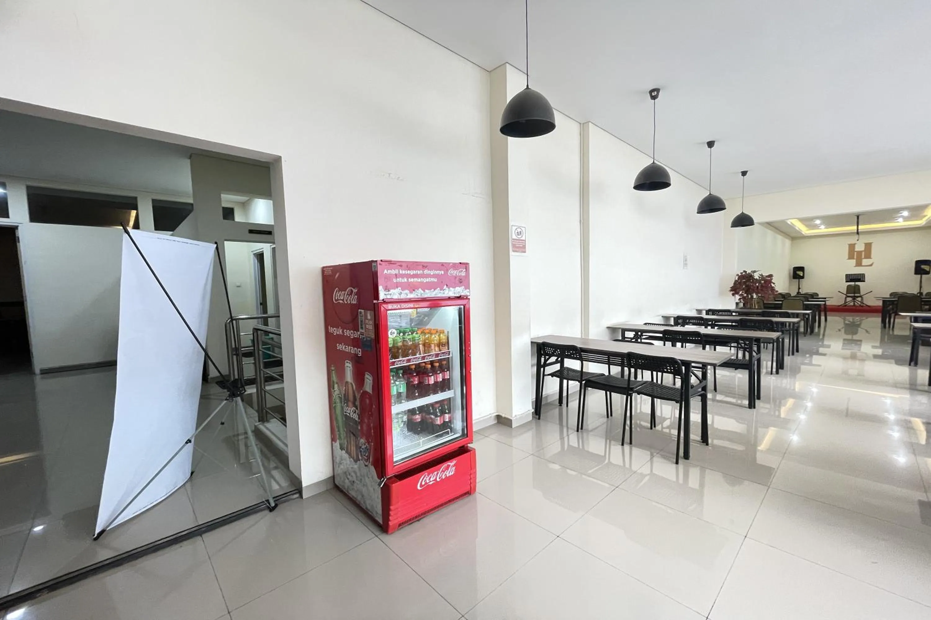 Restaurant/places to eat in Hotel Lengkong 2