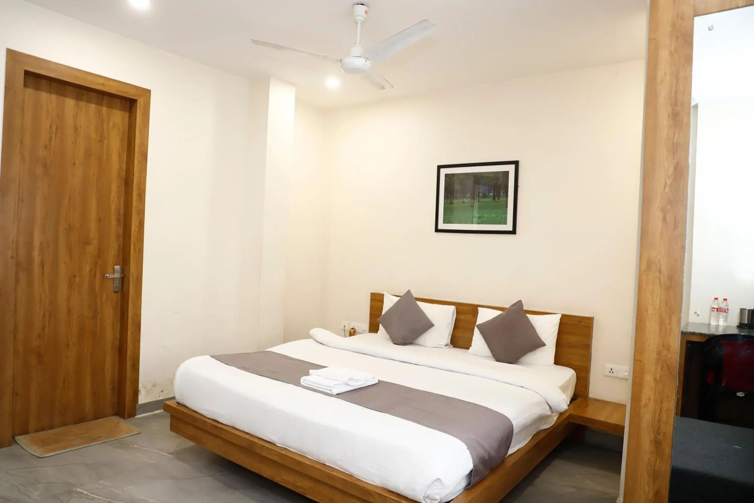 Deluxe King Room - single occupancy in Grey House Inn Deluxe King Room - single occupancy in Grey House Inn