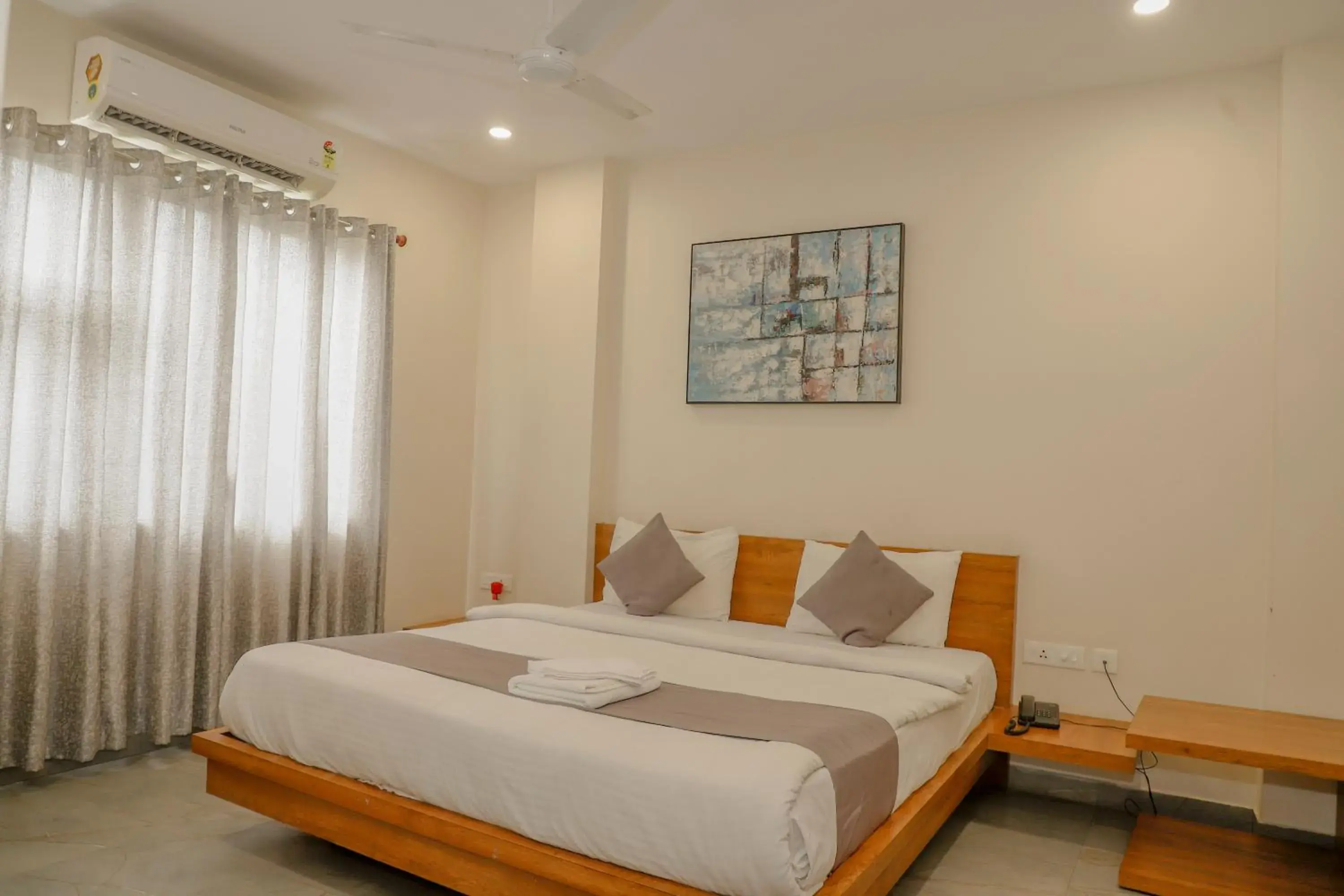 Deluxe Room - single occupancy in Grey House Inn Deluxe Room - single occupancy in Grey House Inn