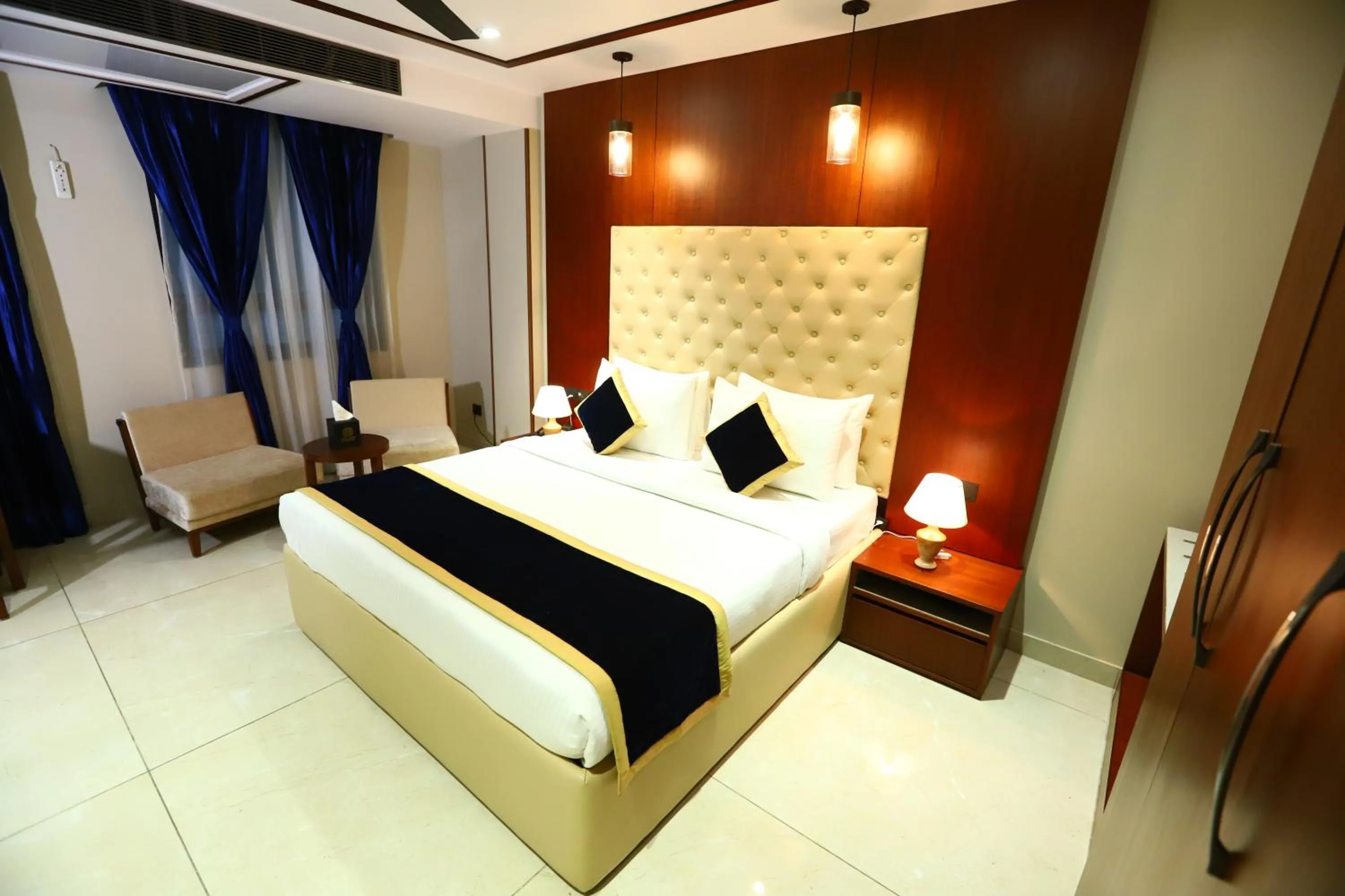 Property building, Bed in Sanca International Hotel in Patel Nagar Delhi
