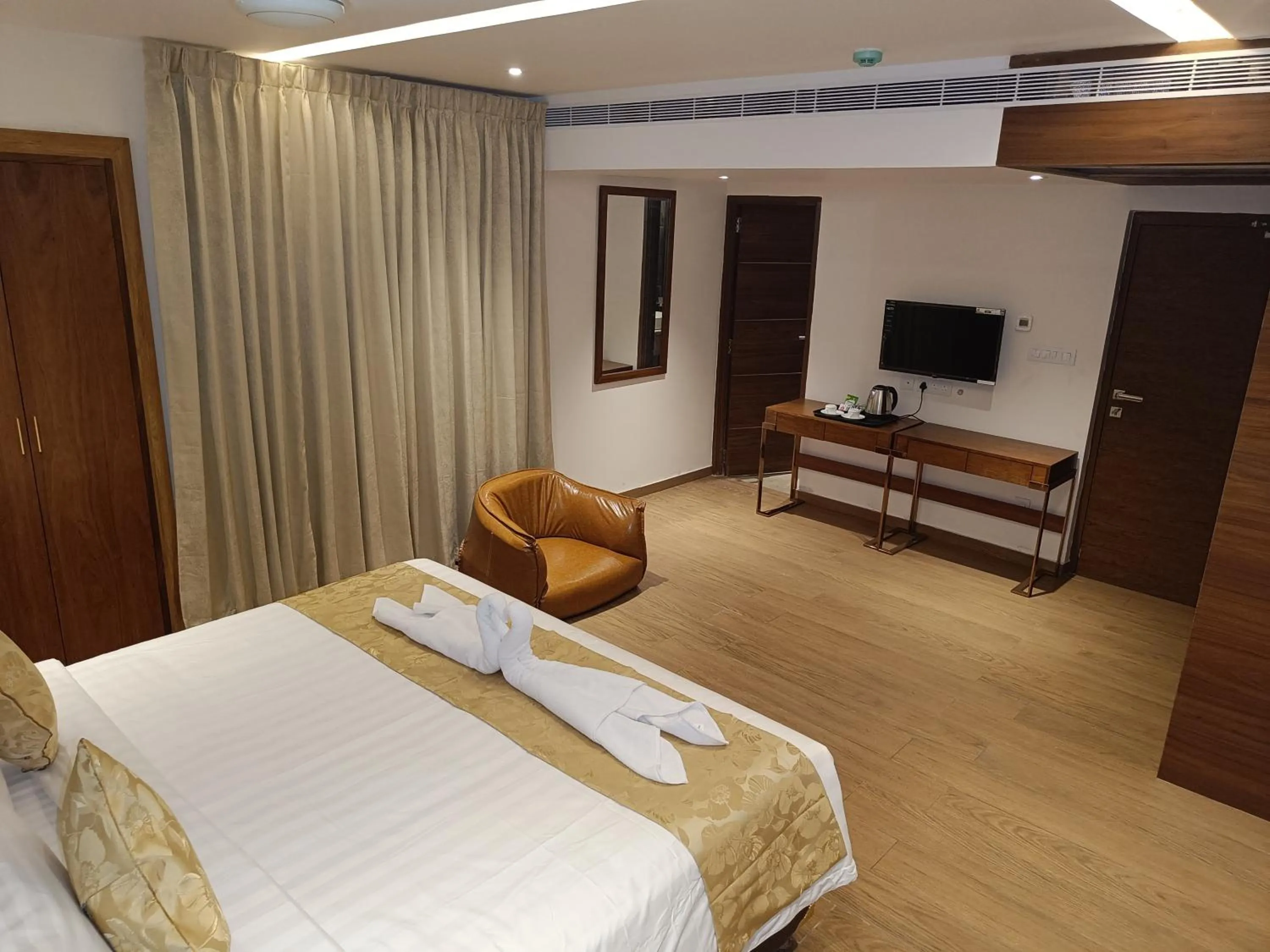 Bed in The Kings Park Grand-Near US Consulate