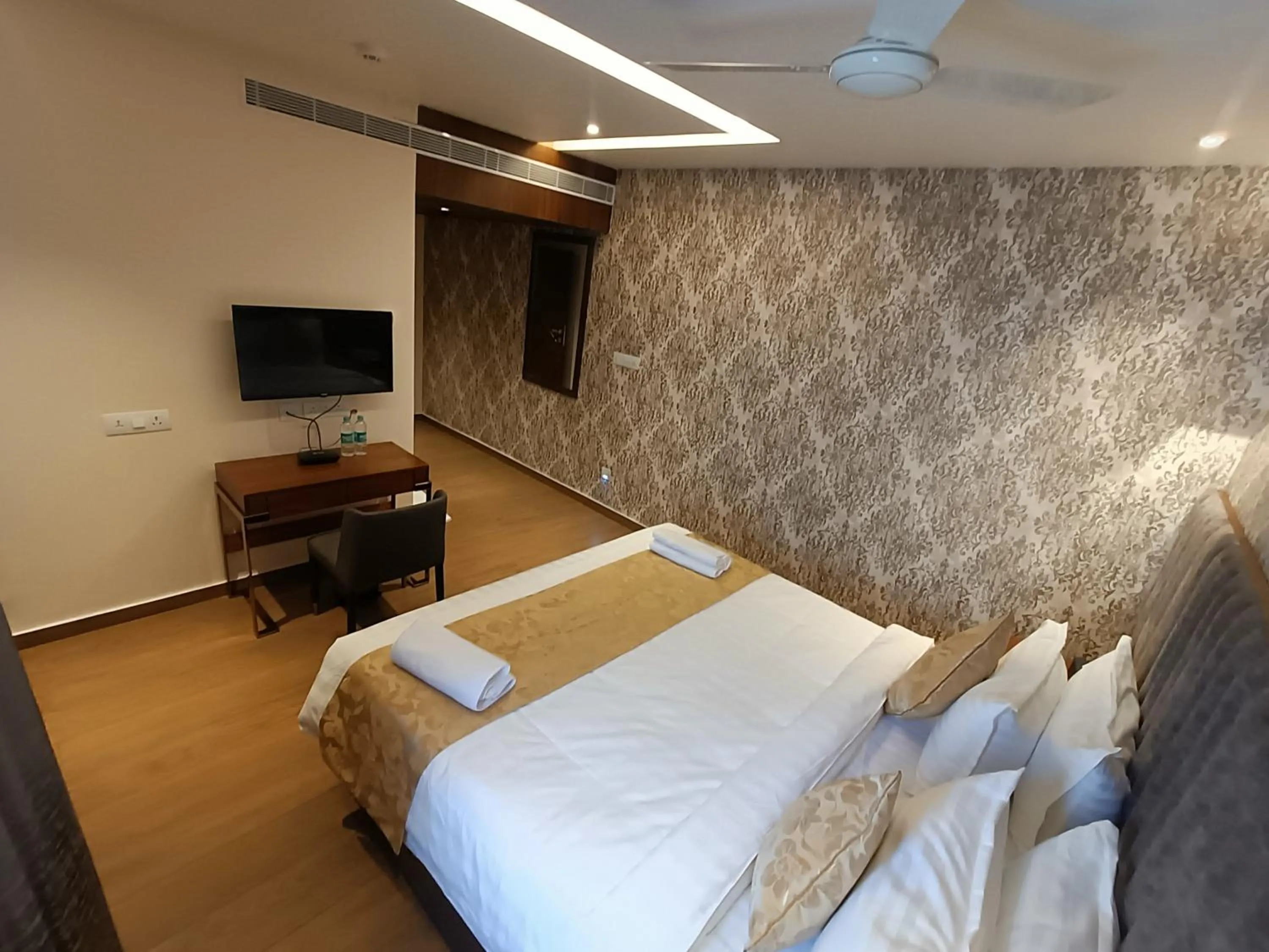 Bed in The Kings Park Grand-Near US Consulate