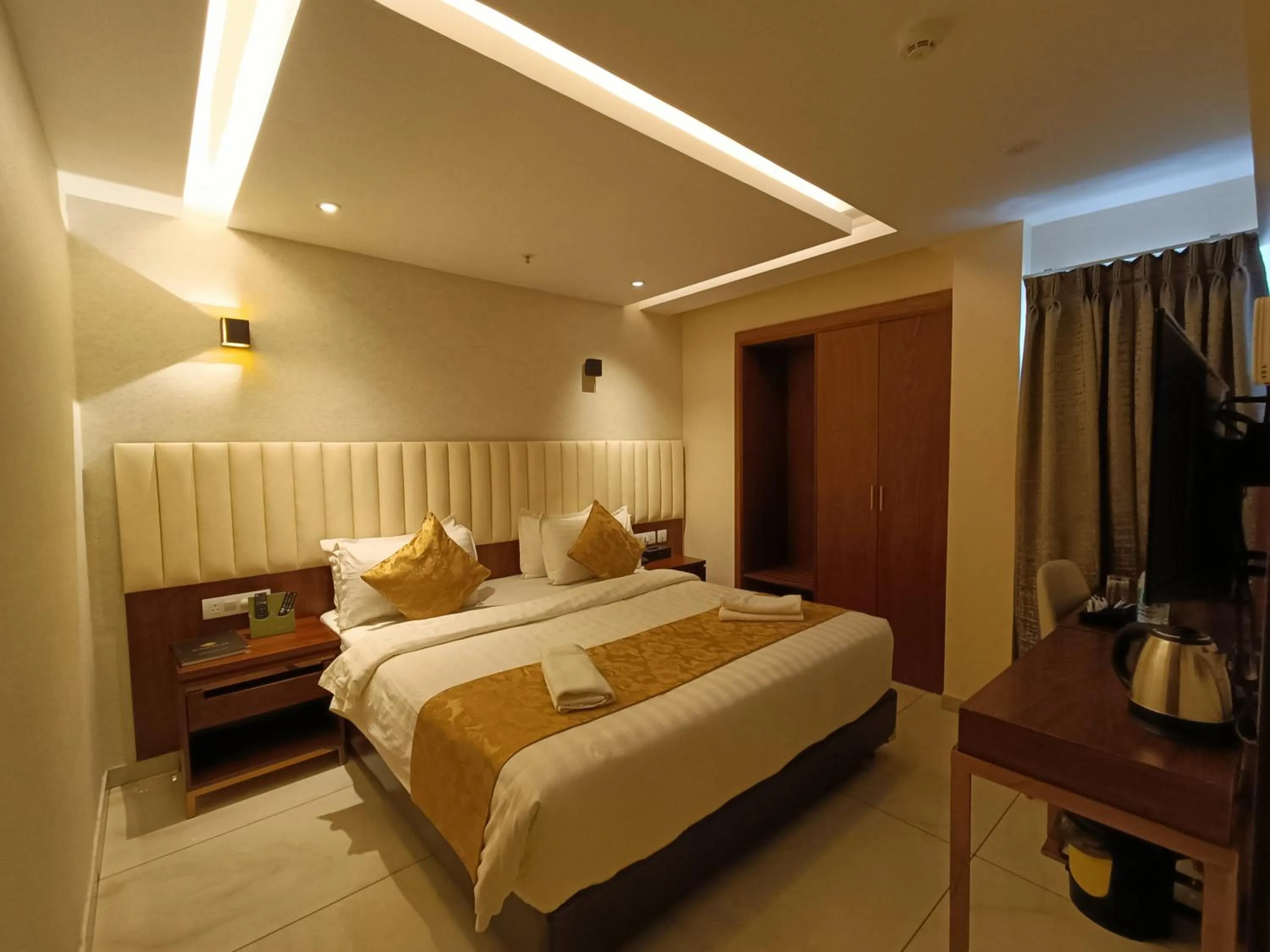 Bed in The Kings Park Grand-Near US Consulate