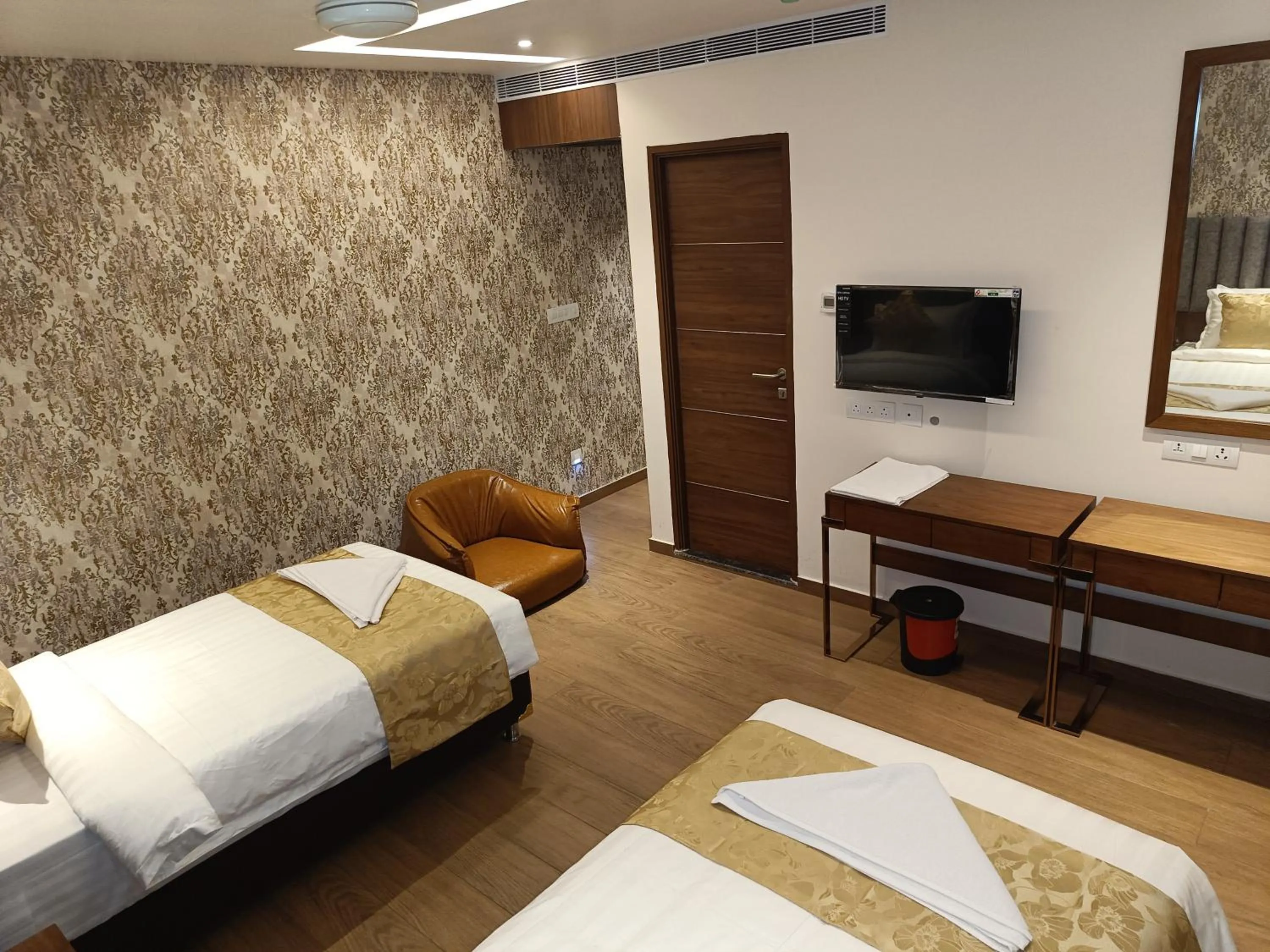 Bed in The Kings Park Grand-Near US Consulate